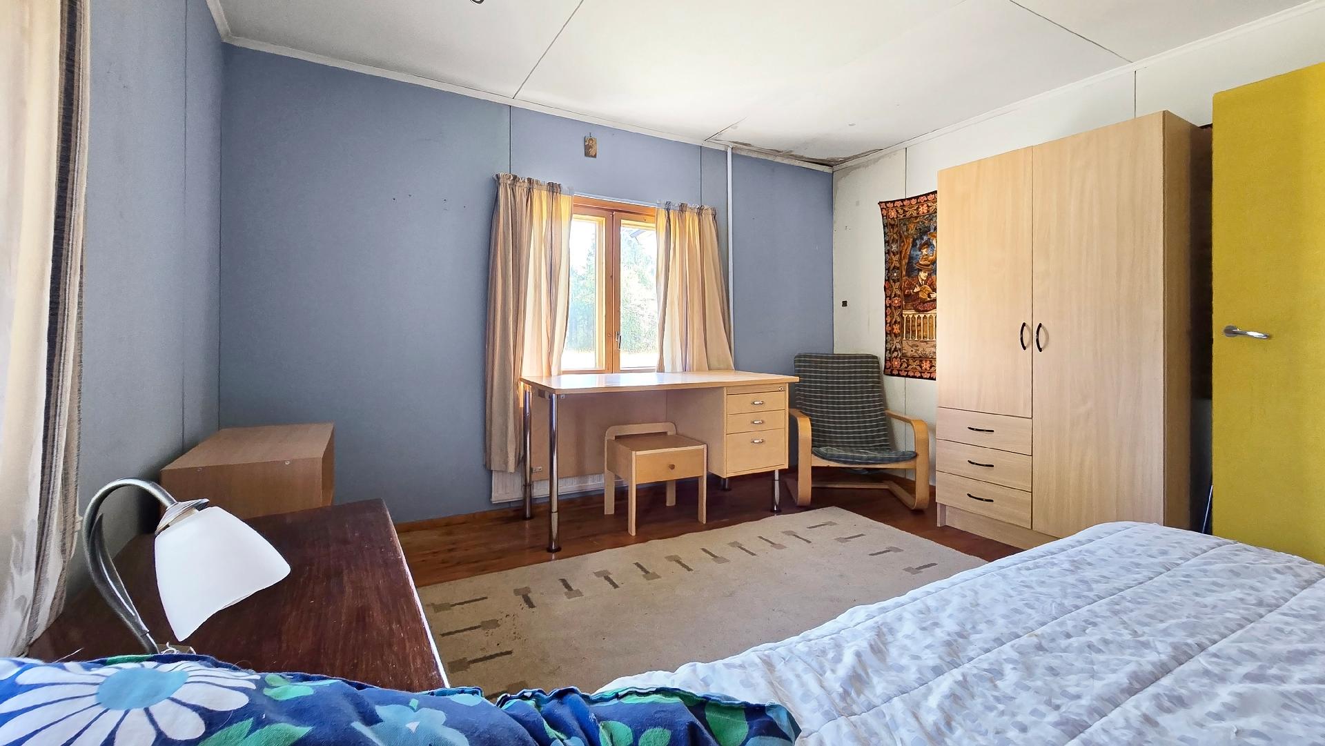 Makuuhuone 1 (sisäkatosta valunut vesi katon läpi)