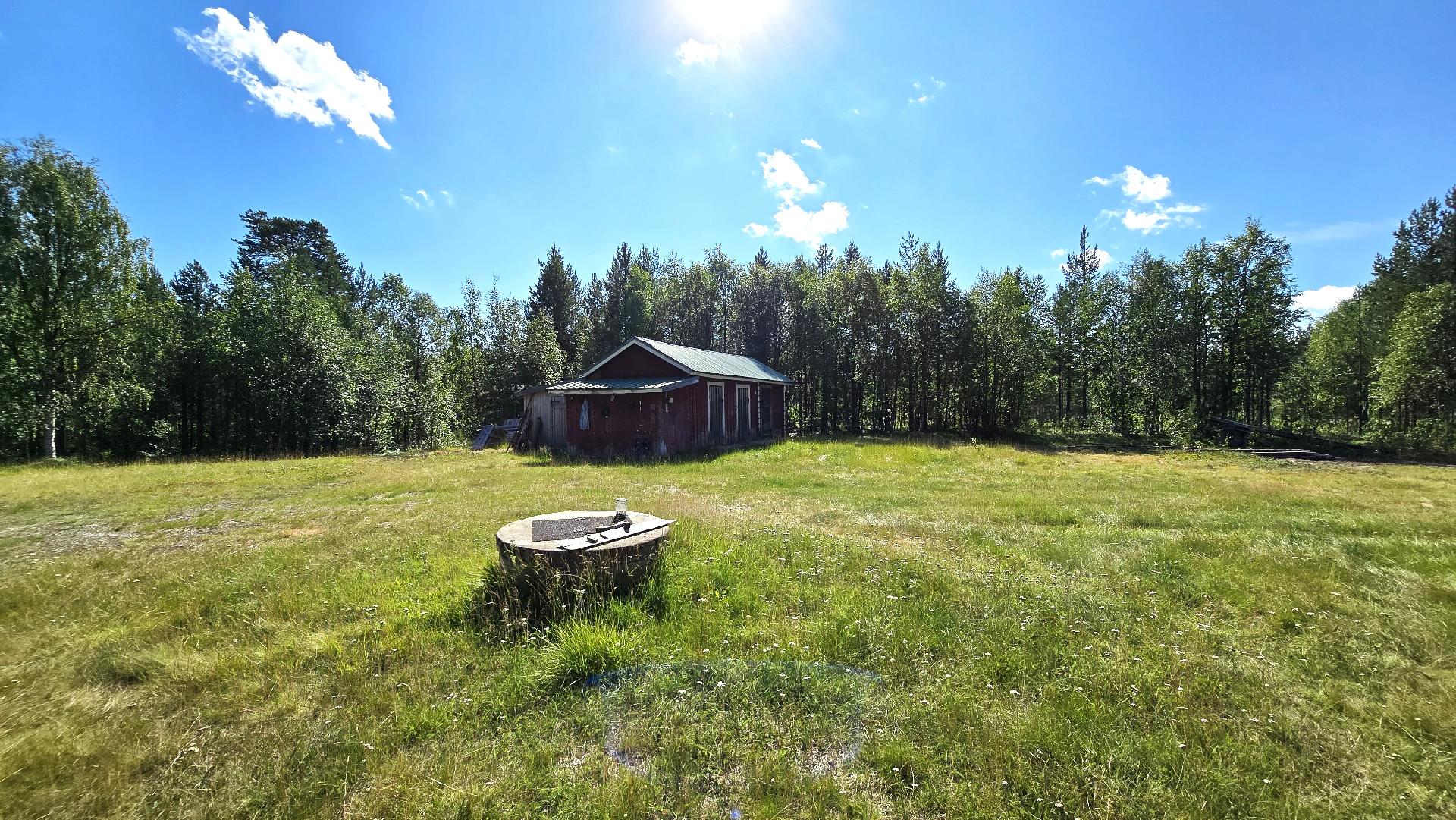 Pihapiirissä oma porakaivo ja vanha kylmä ulkovarasto