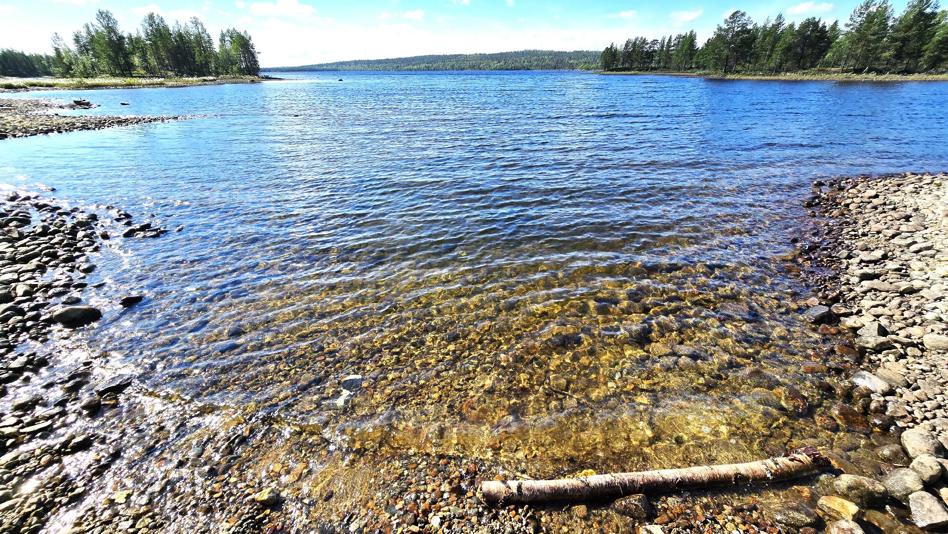 Kivi- ja hiekkapohjainen ranta