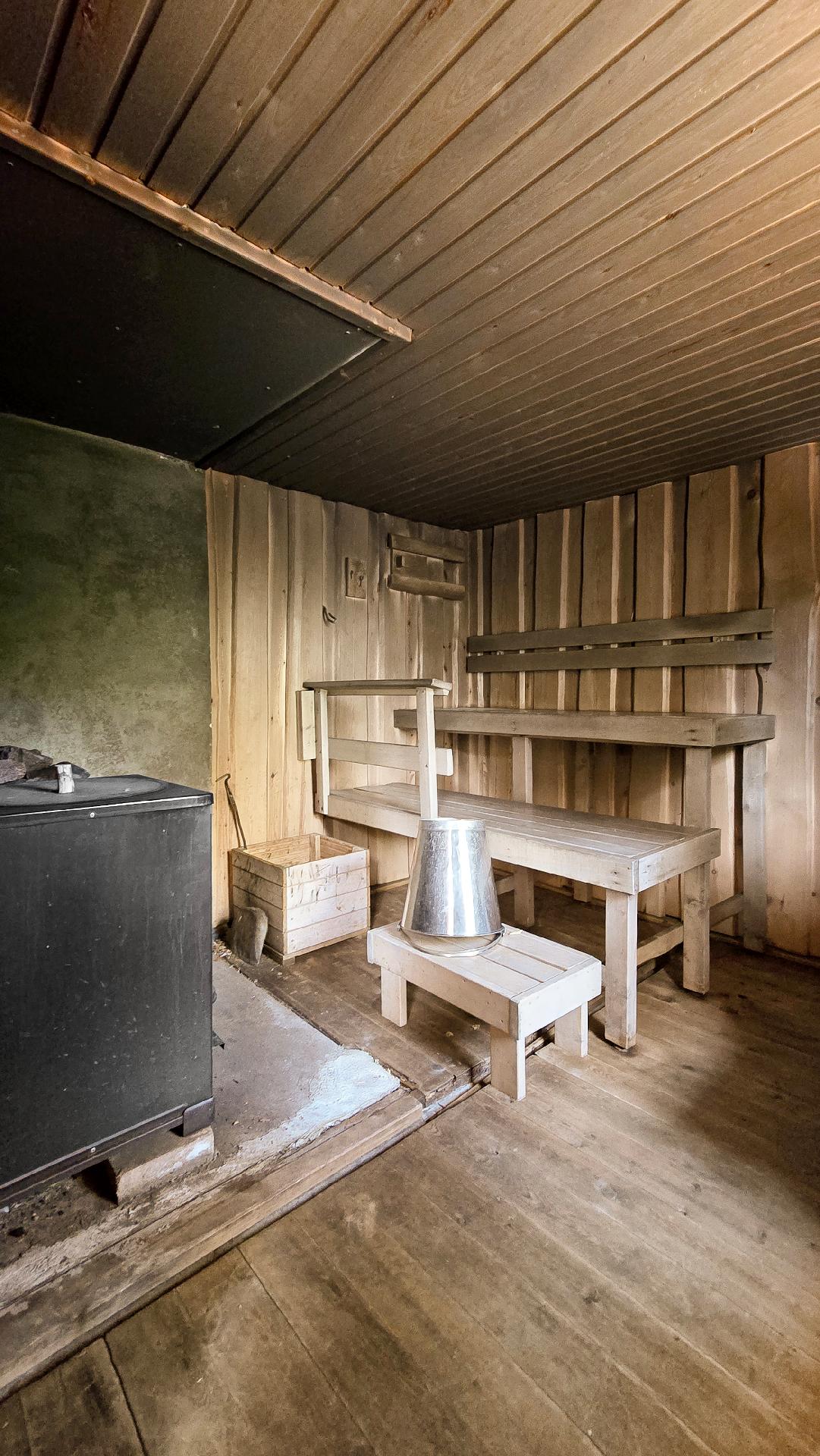 Puulämmitteinen sauna