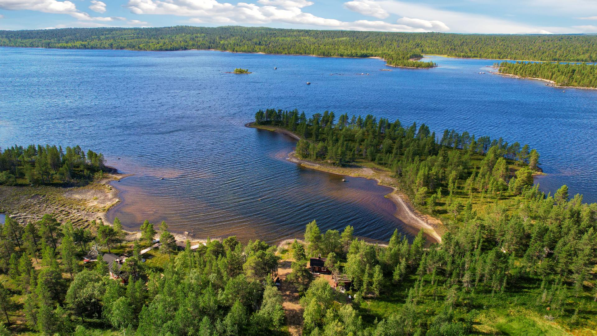 Ilmakuva rannasta ja saunarakennuksesta