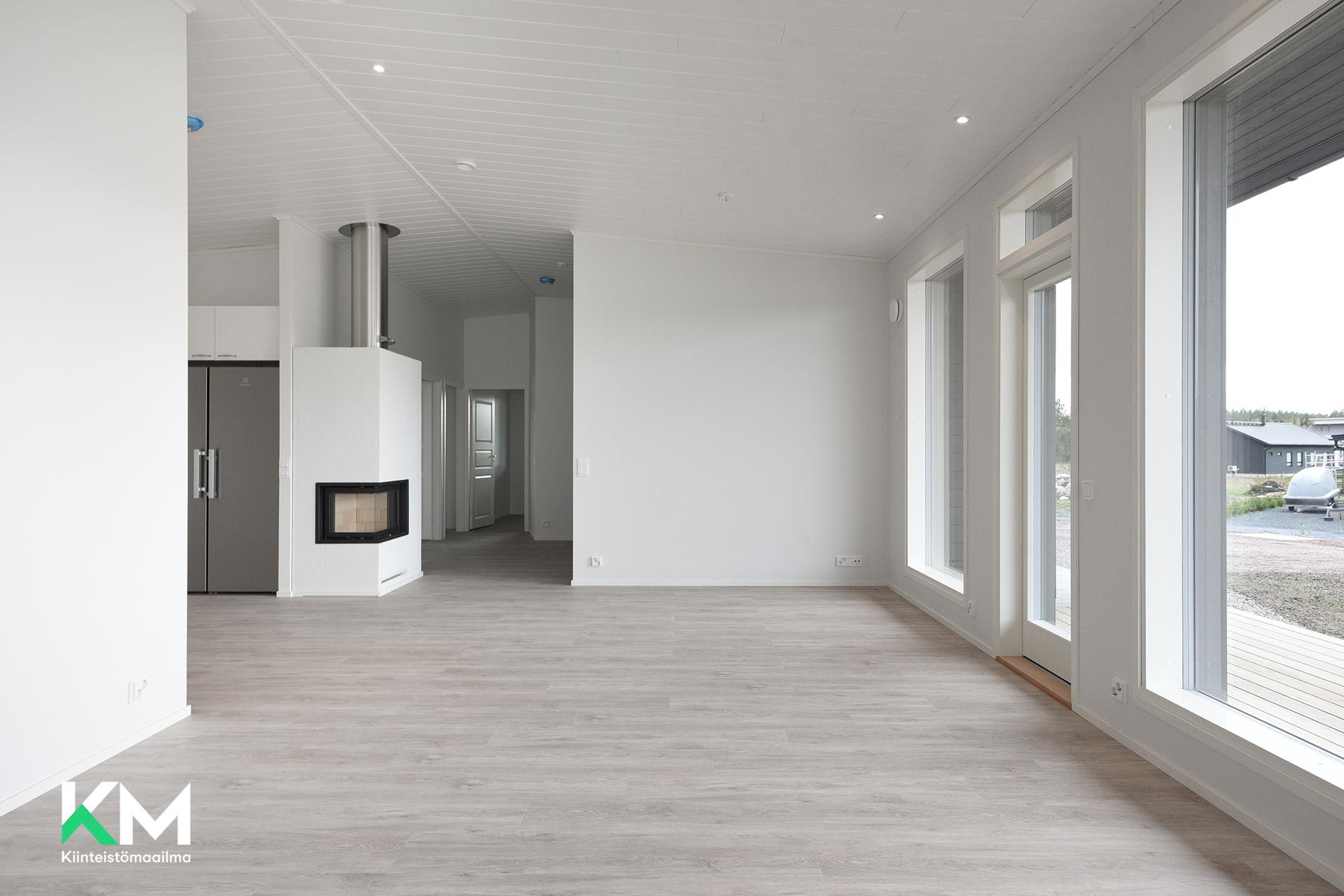 Olohuone eteisen suuntaan