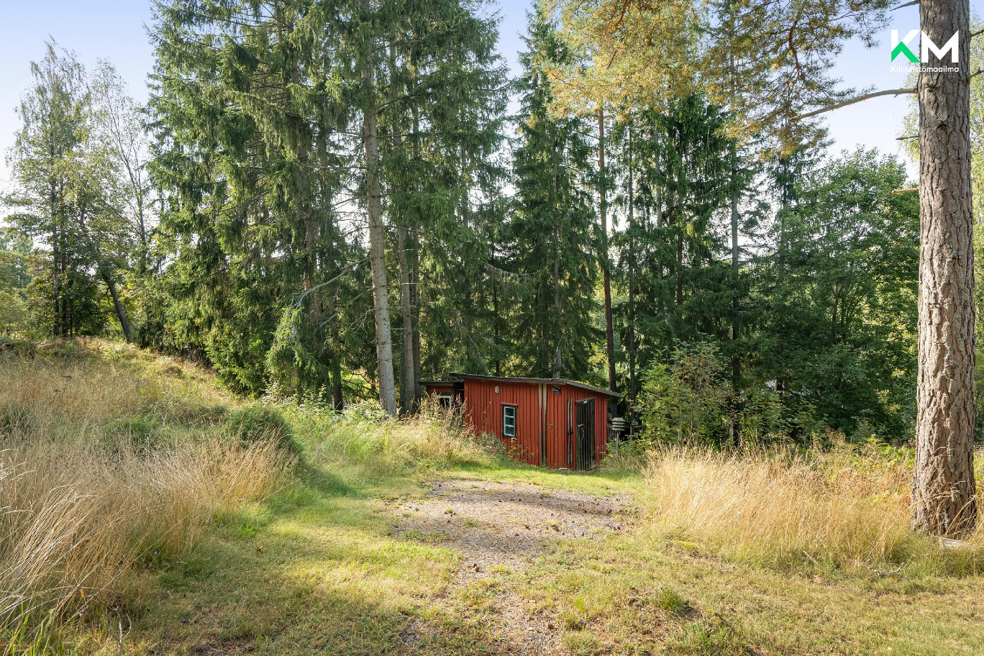 Valaistu tie rantasaunalle