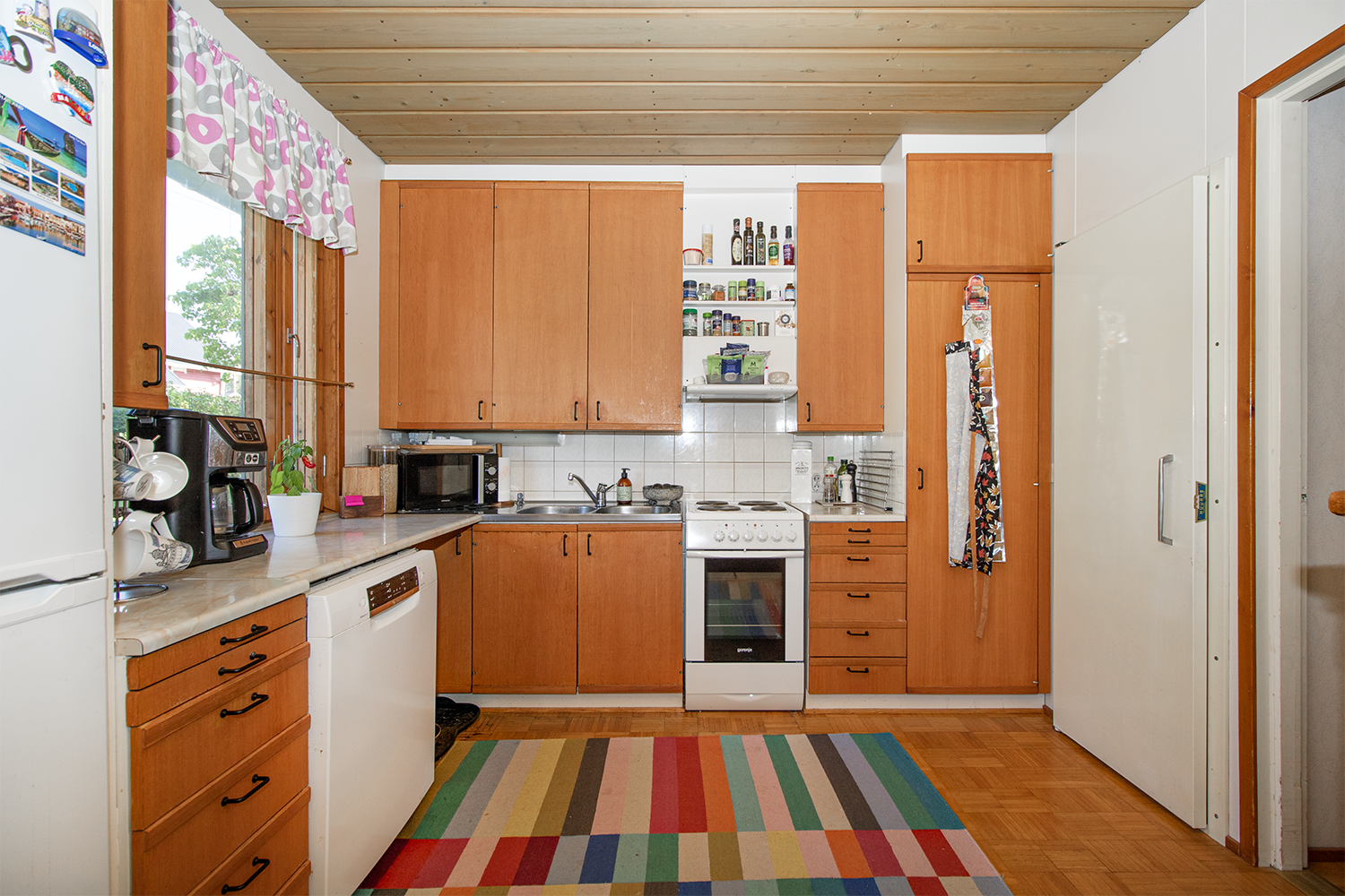 Keittiössä on hyvin säilytystilaa