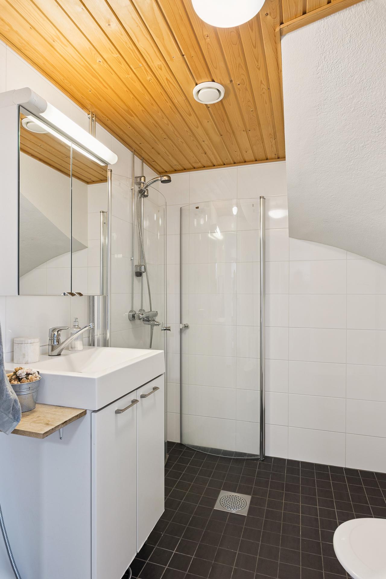 Alakerran kylpyhuone