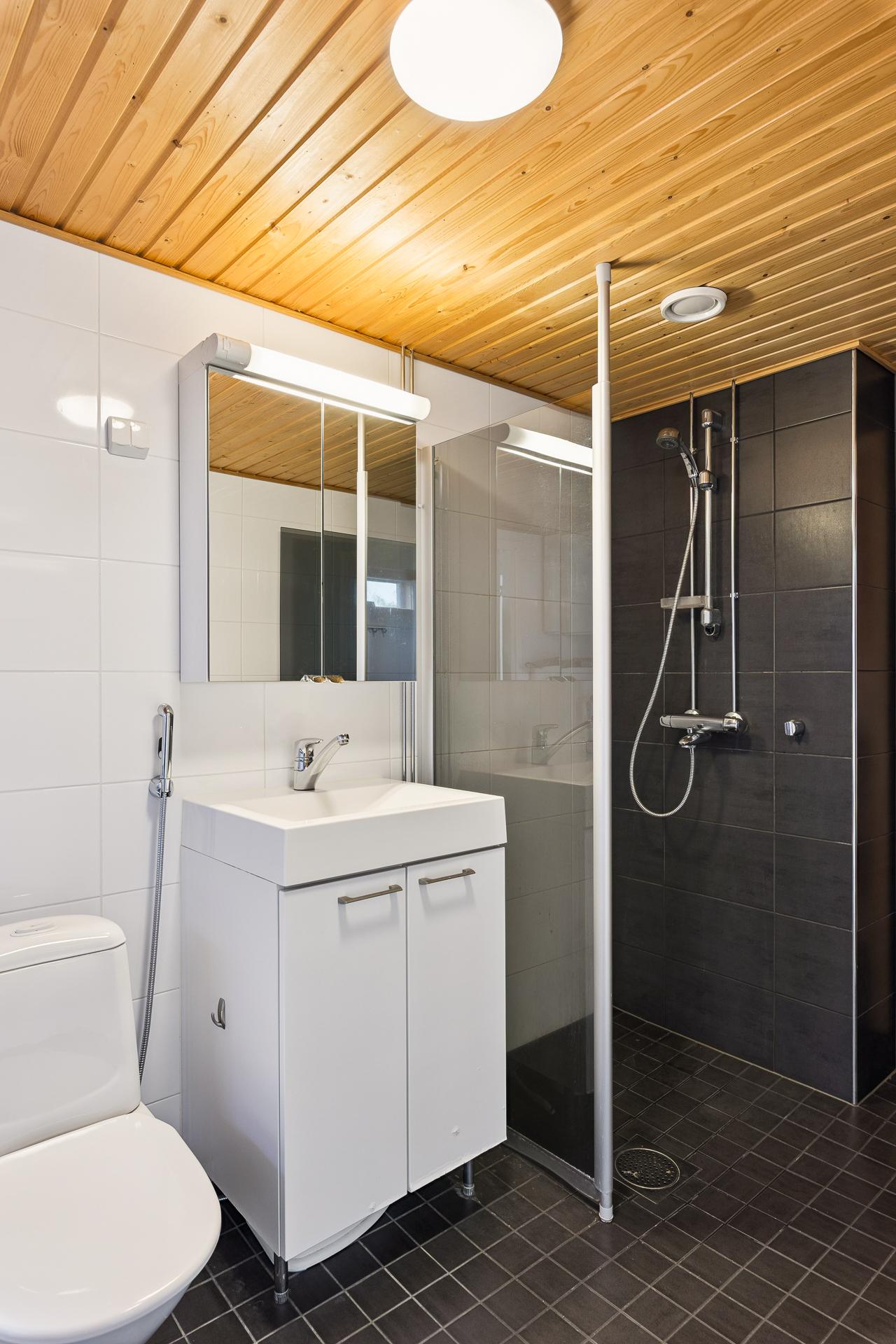 Yläkerran kylpyhuone