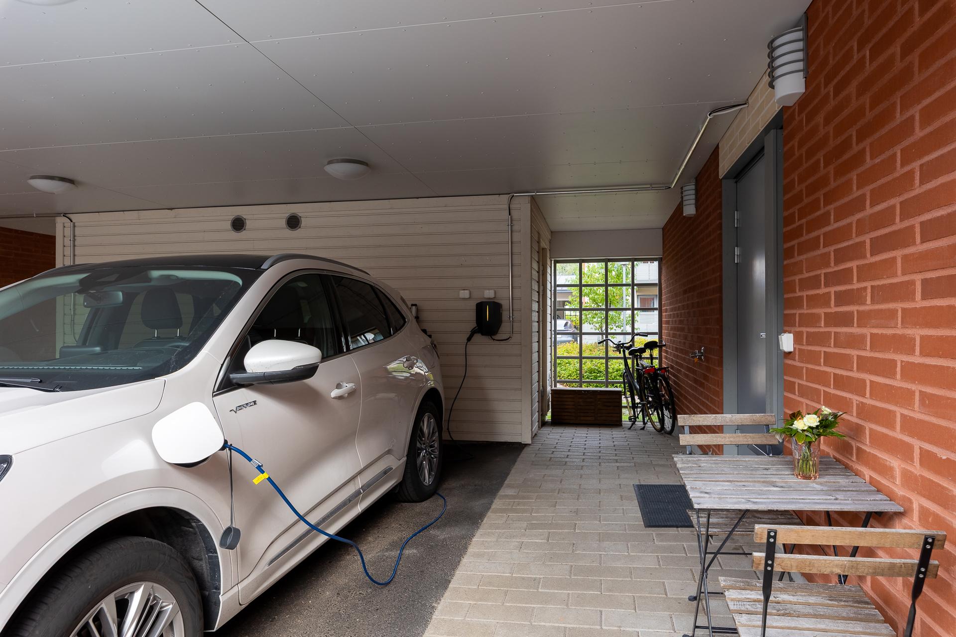 Katoksessa sähköauton latauslaite