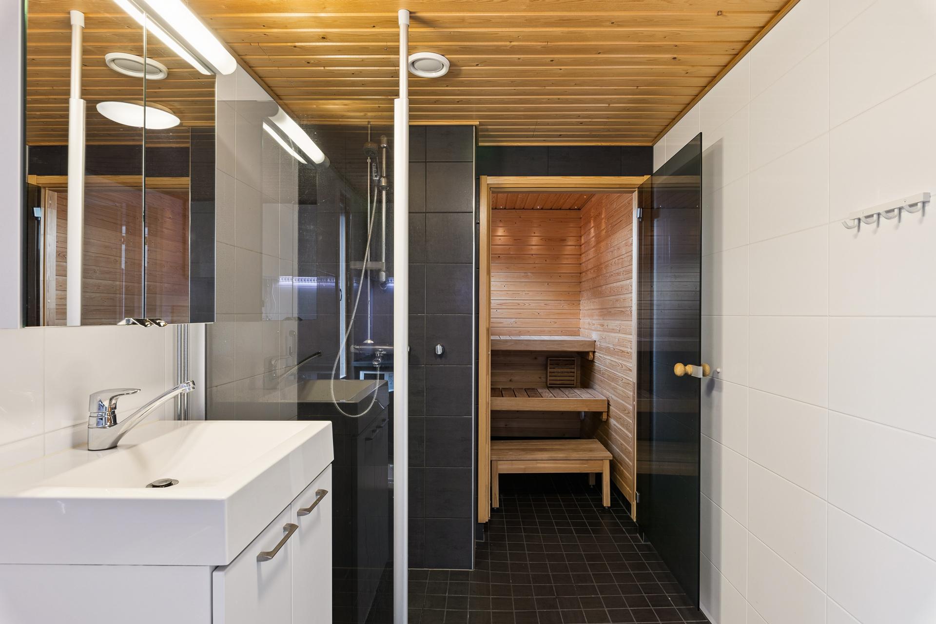 Yläkerran kylpyhuone ja sauna