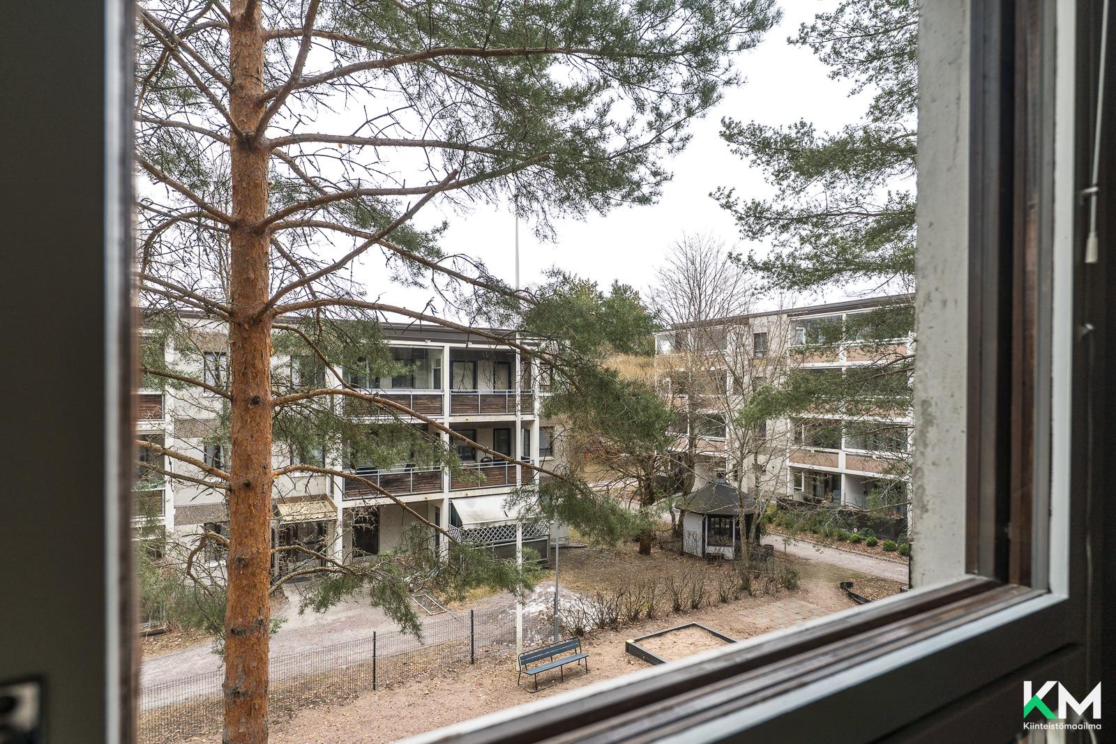 Pihanäkymää makuuhuoneesta