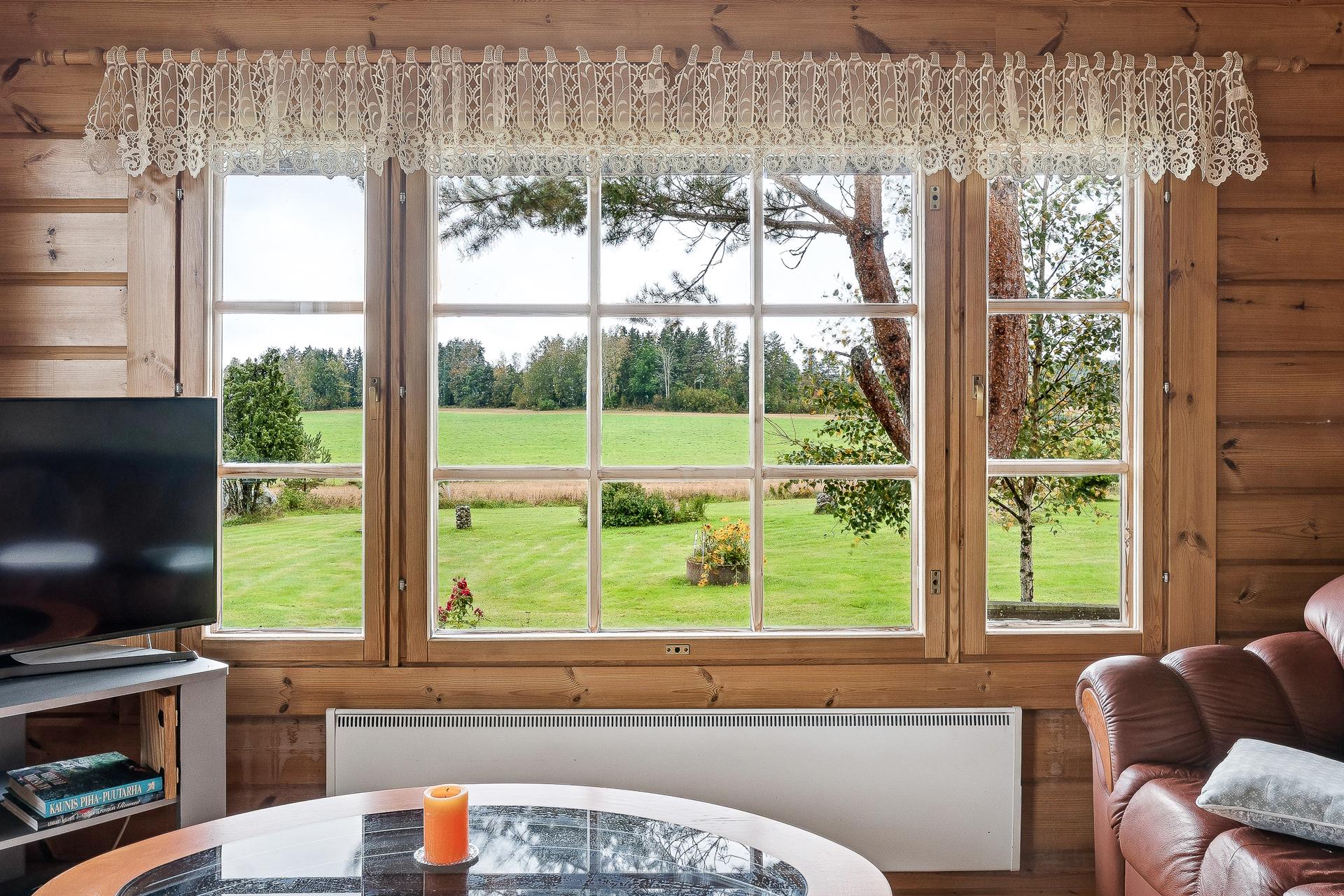 Näkymä olohuoneen ikkunasta