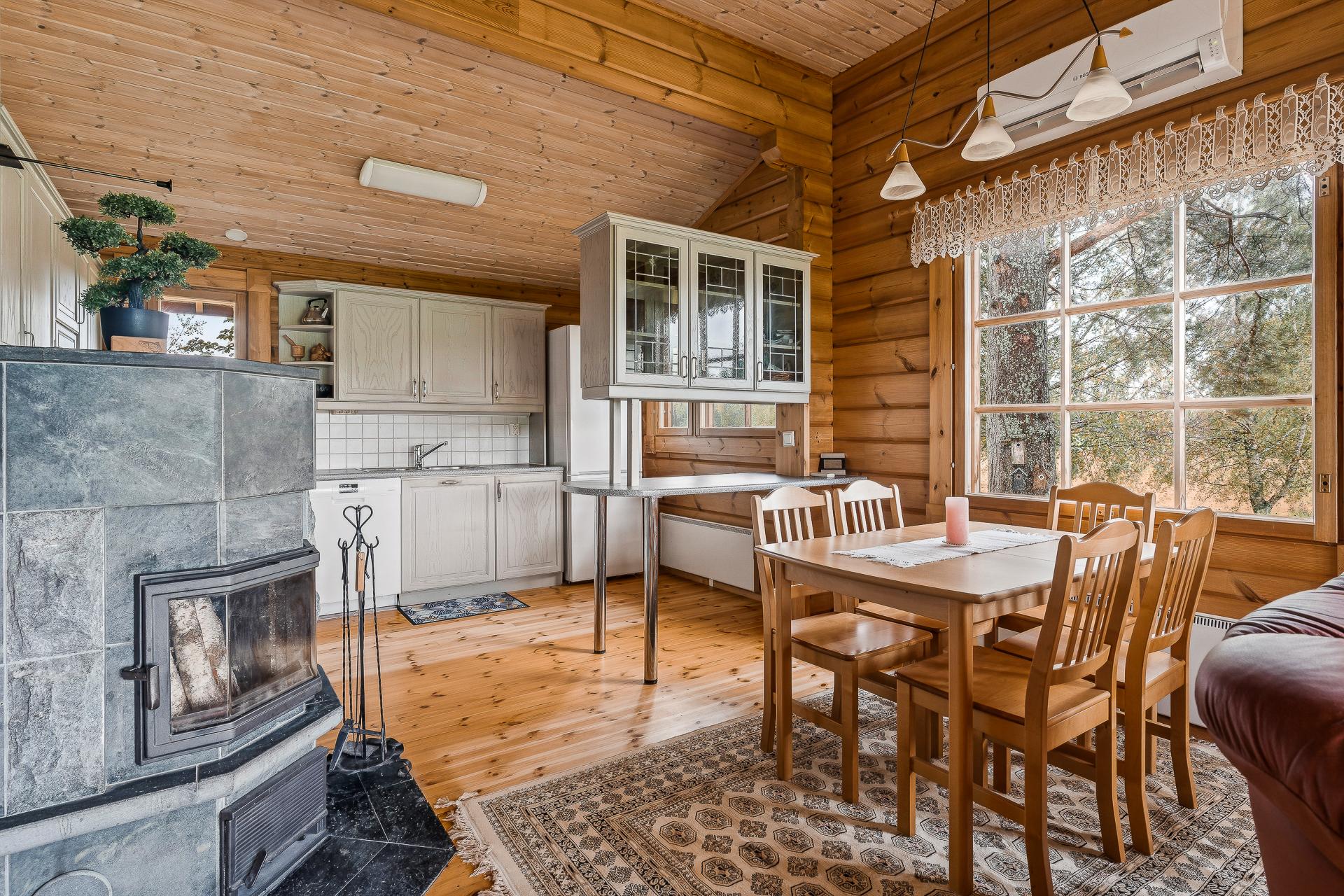 Ruokailutila ja keittiö