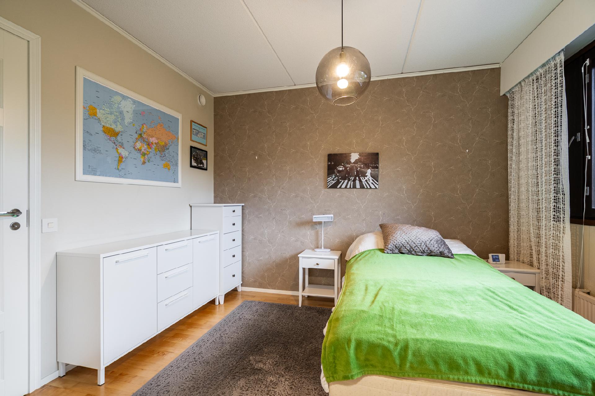 Alakerran makuuhuone