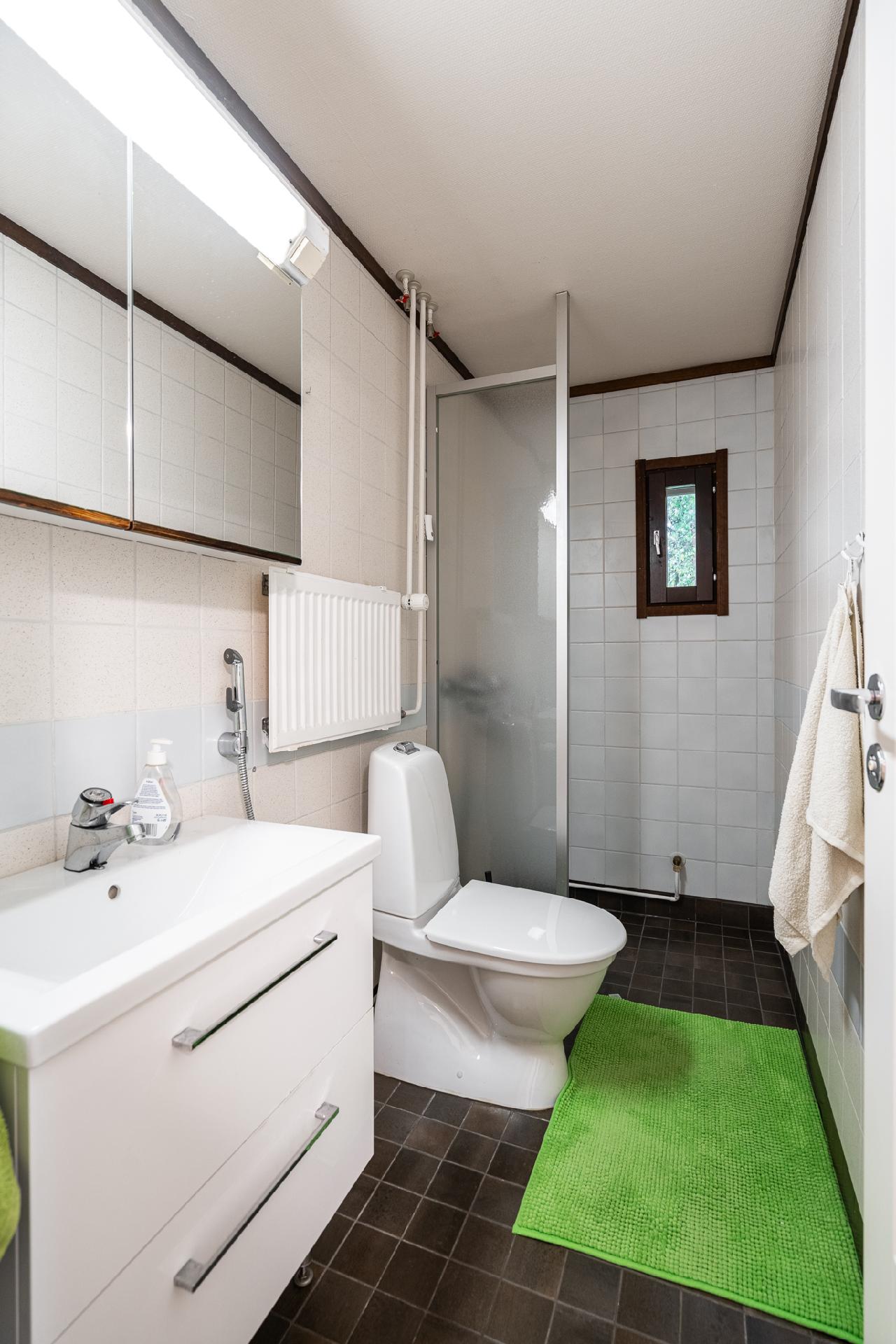 Yläkerran wc / kylpyhuone