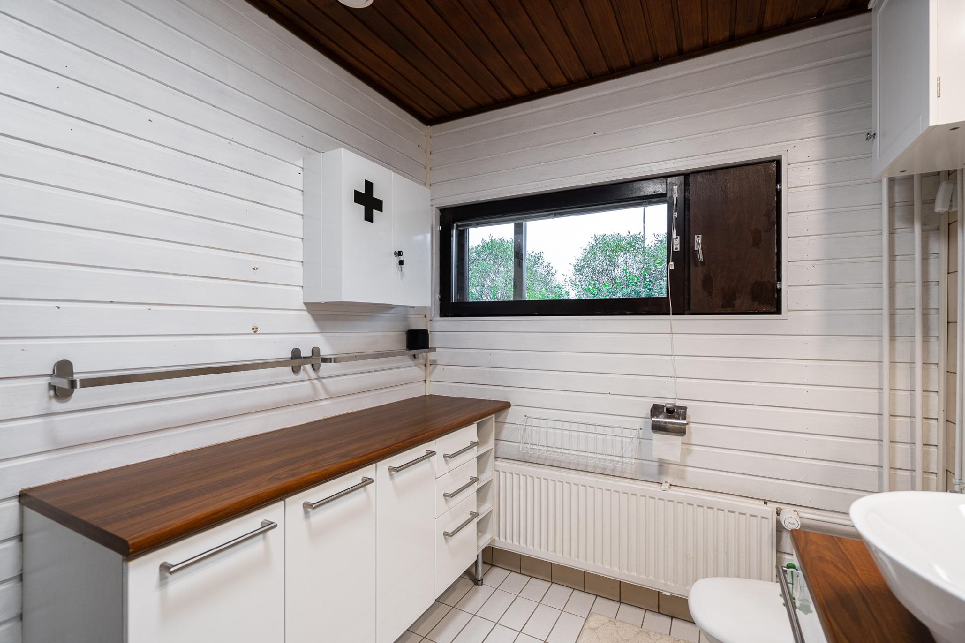 Alakerran kylpyhuone