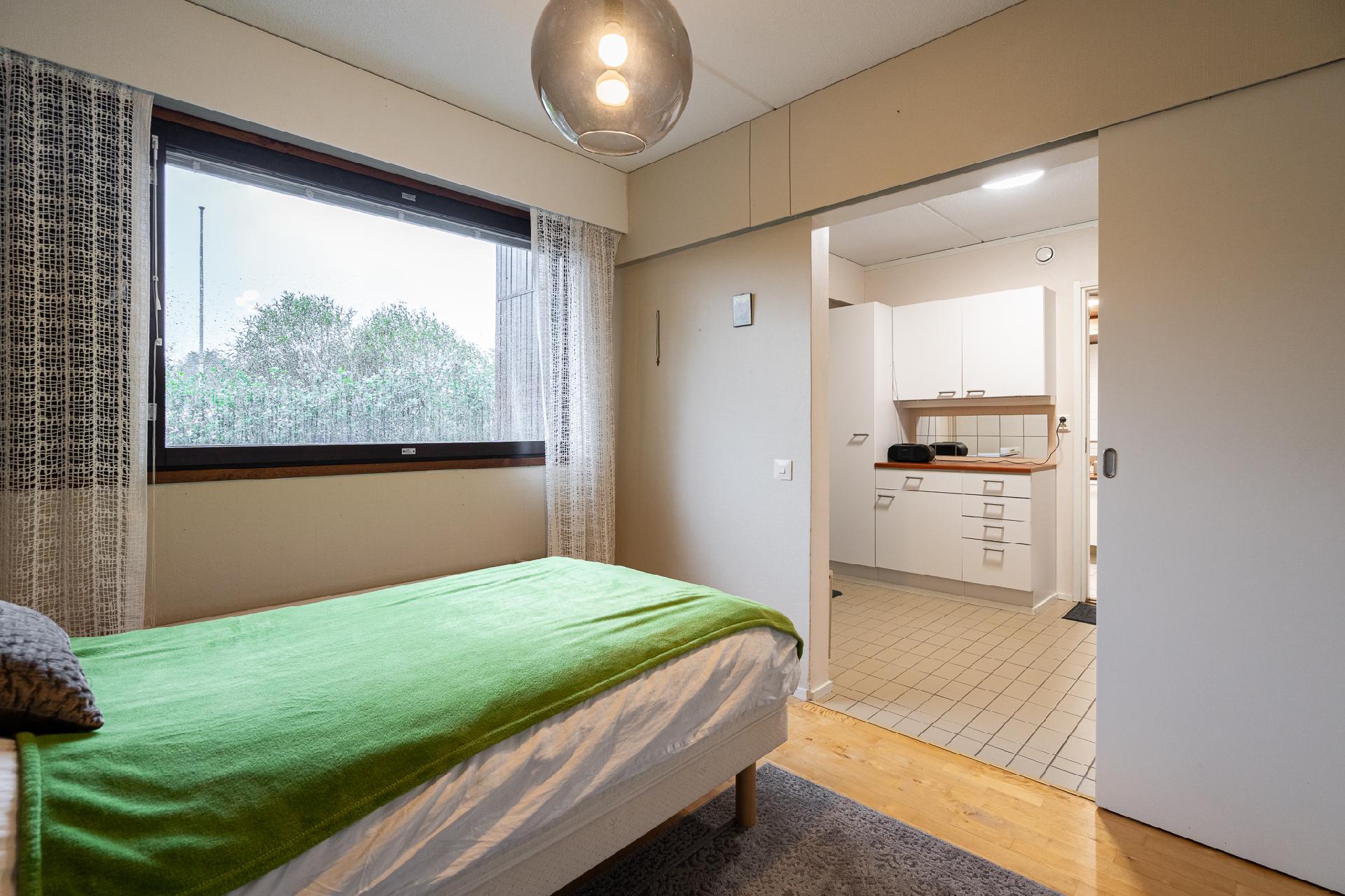 Alakerran makuuhuone