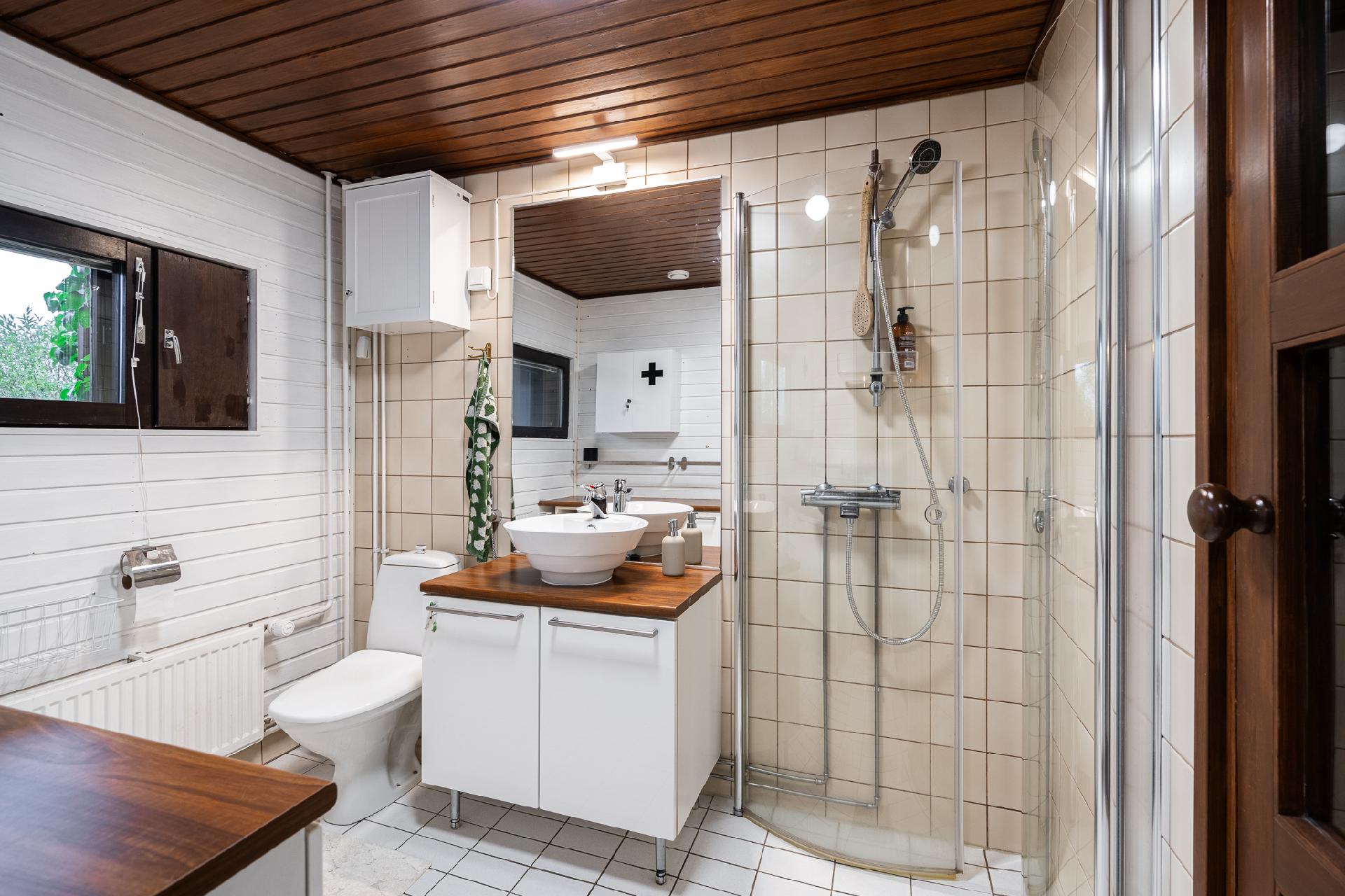 Alakerran kylpyhuone