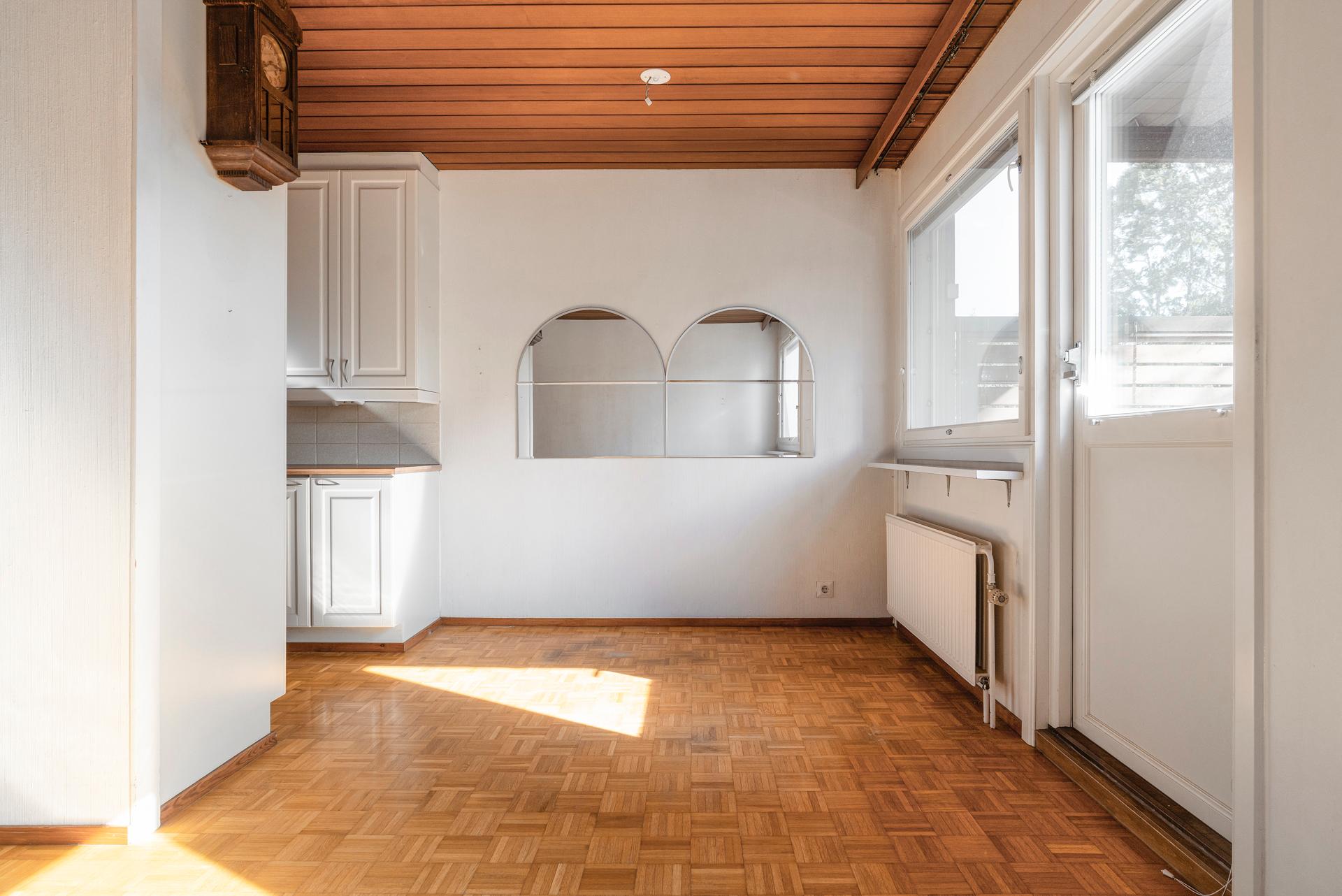 Ruokailutila avautuu olohuoneeseen