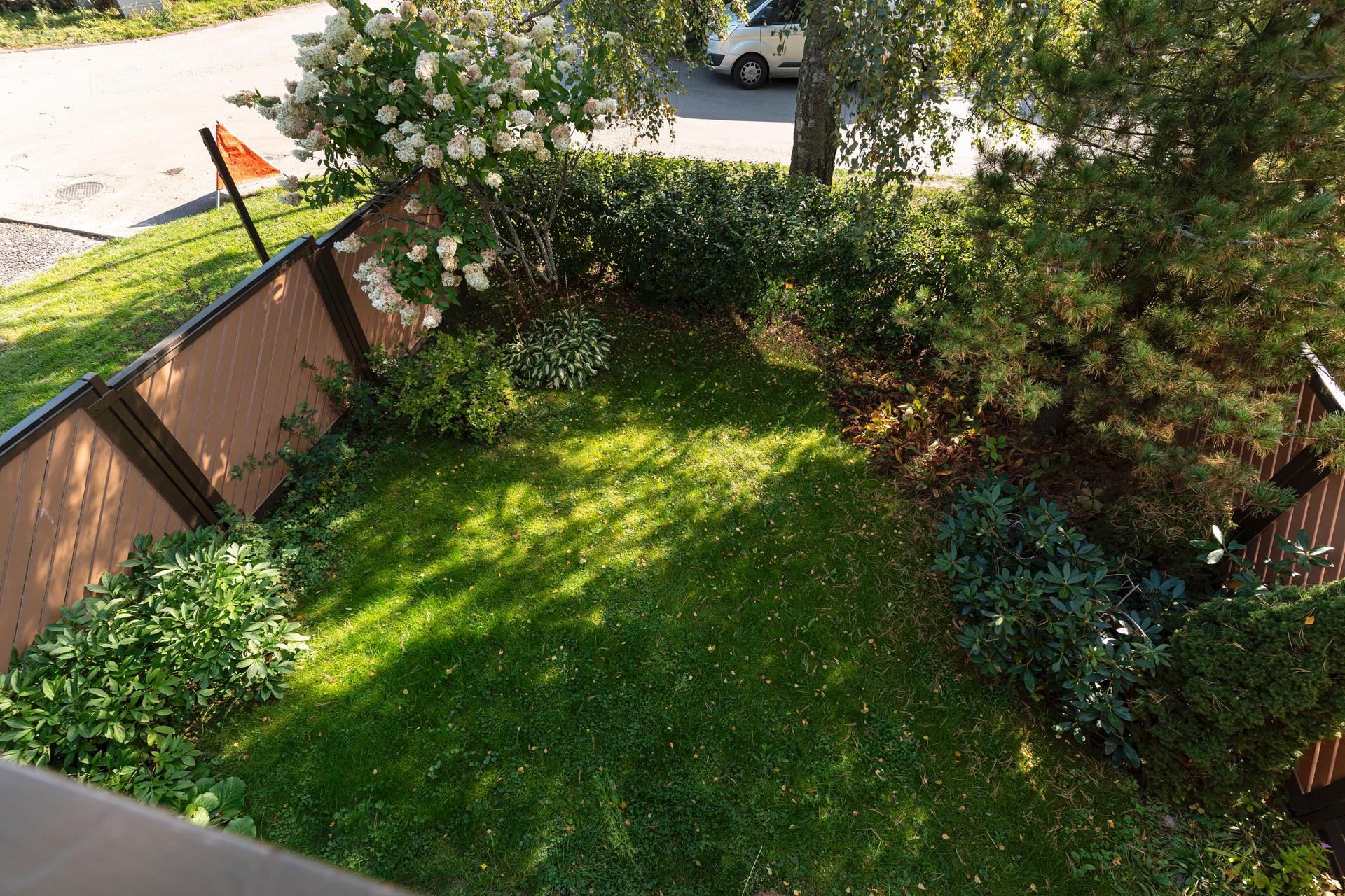 Huoneiston aidattu piha parvekkeelta nähtynä