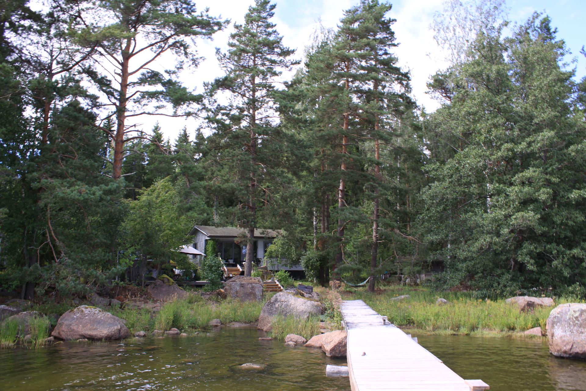 Mökki mereltä päin