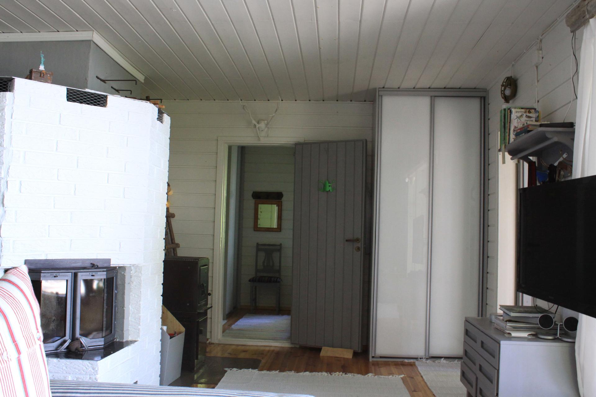 Tuvassa kiertoilmatakka, kamina ja liukuovikaapisto