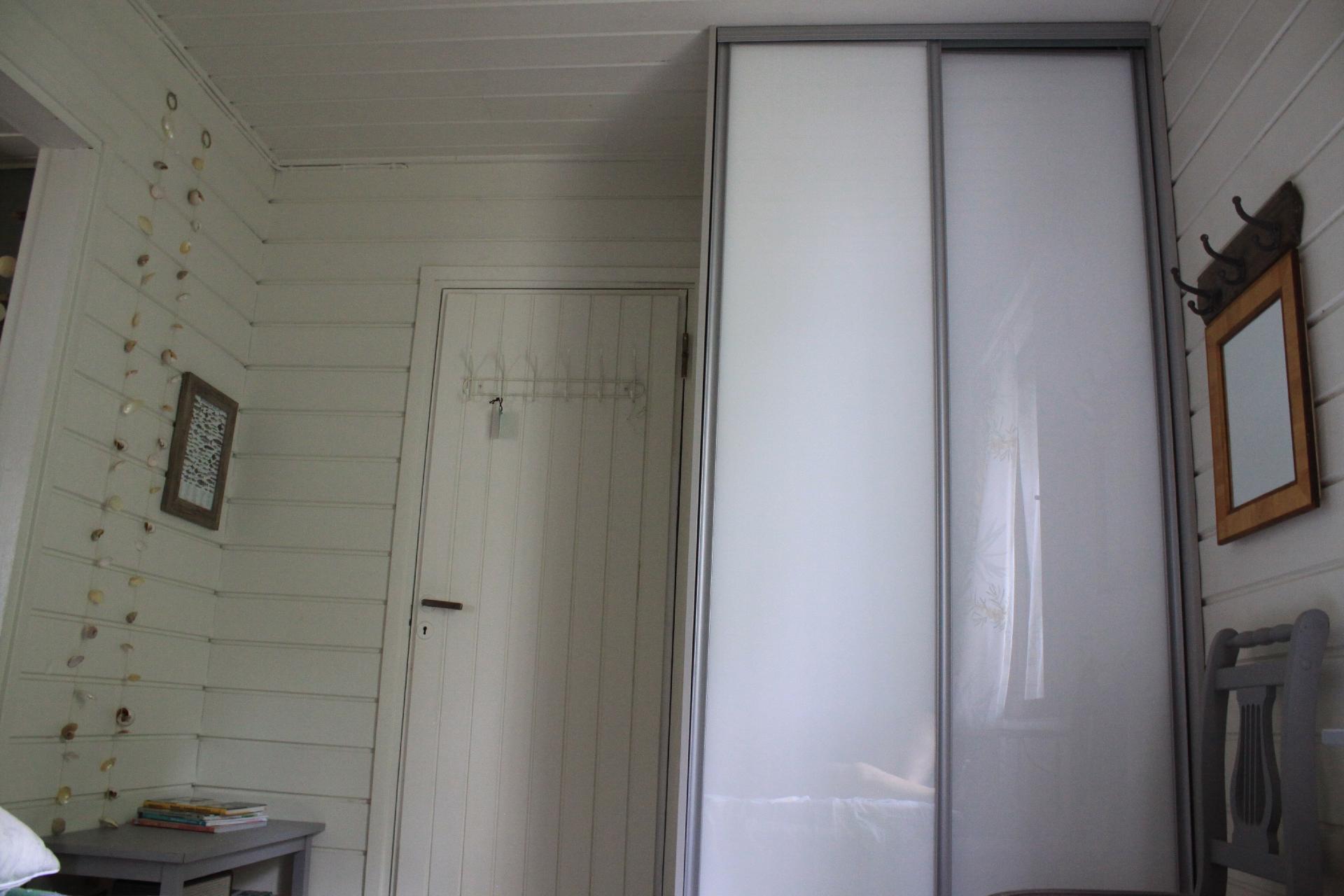 Liukuovikaapisto makuuhuoneessa