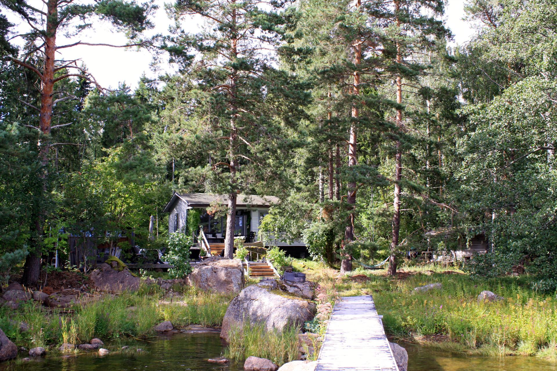 Mökki mereltä päin