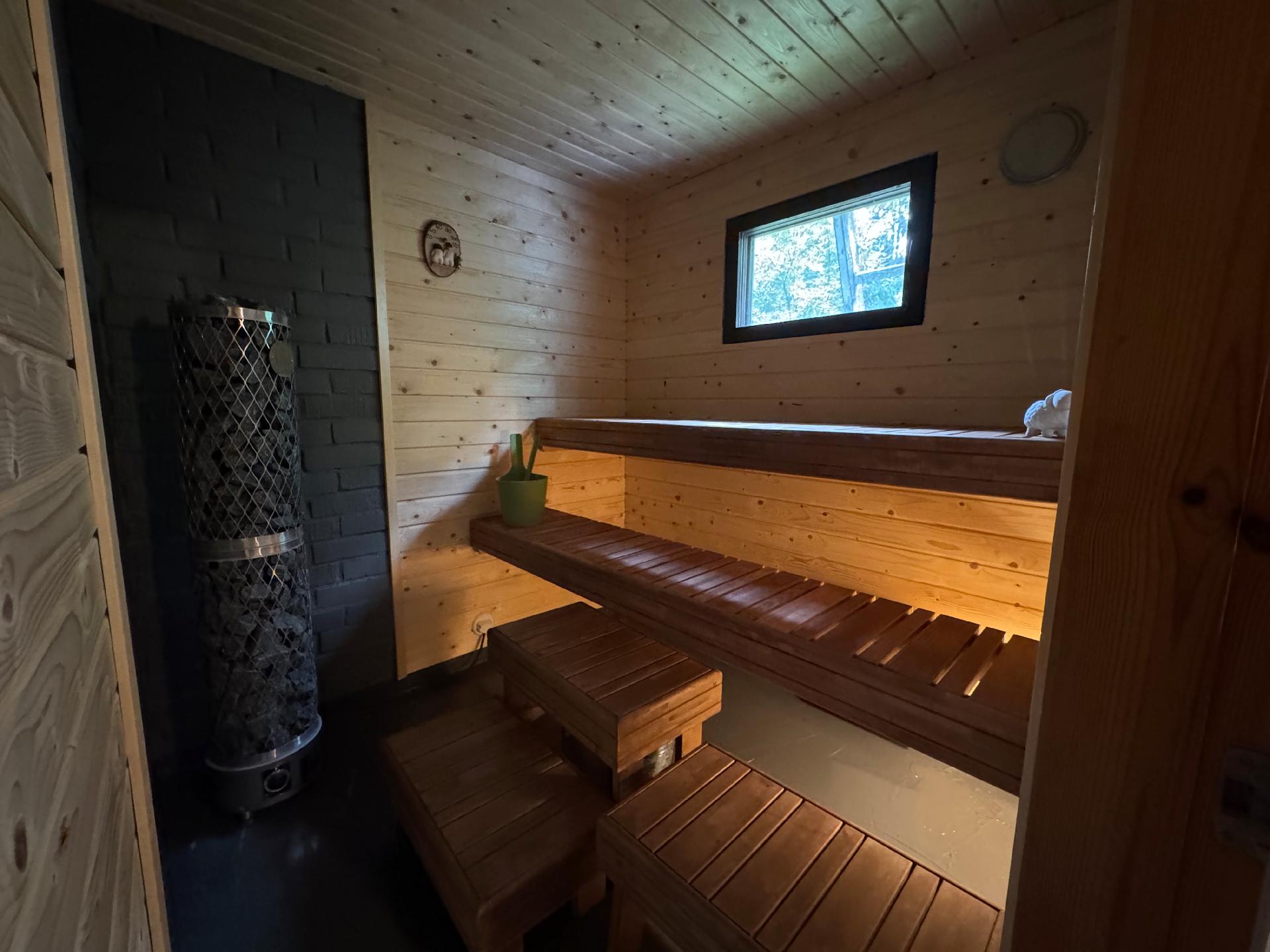 Sisäsauna remontoitu 2023, uusi kiuas 2024