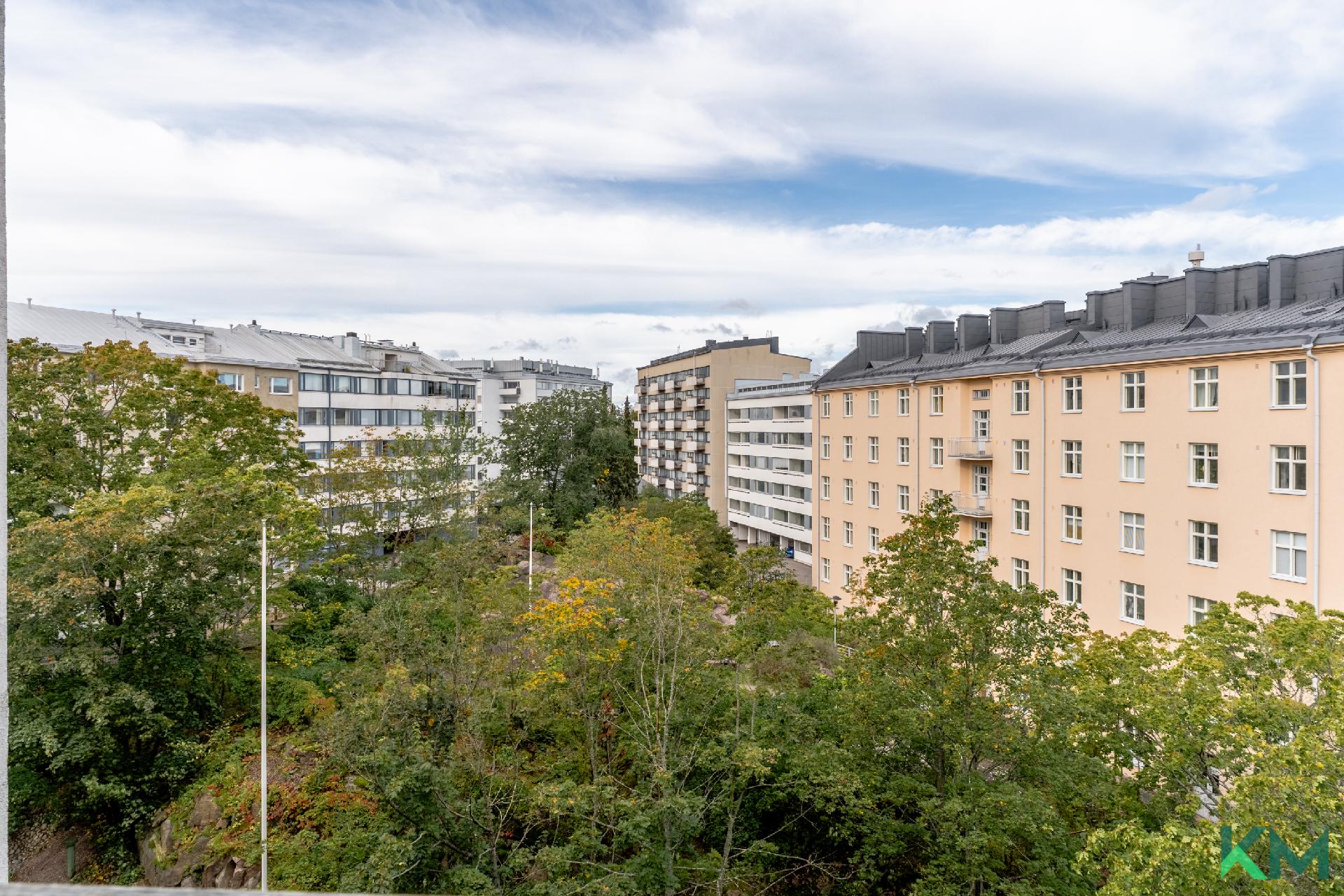 Näkymä parvekkeelta sisäpihalle