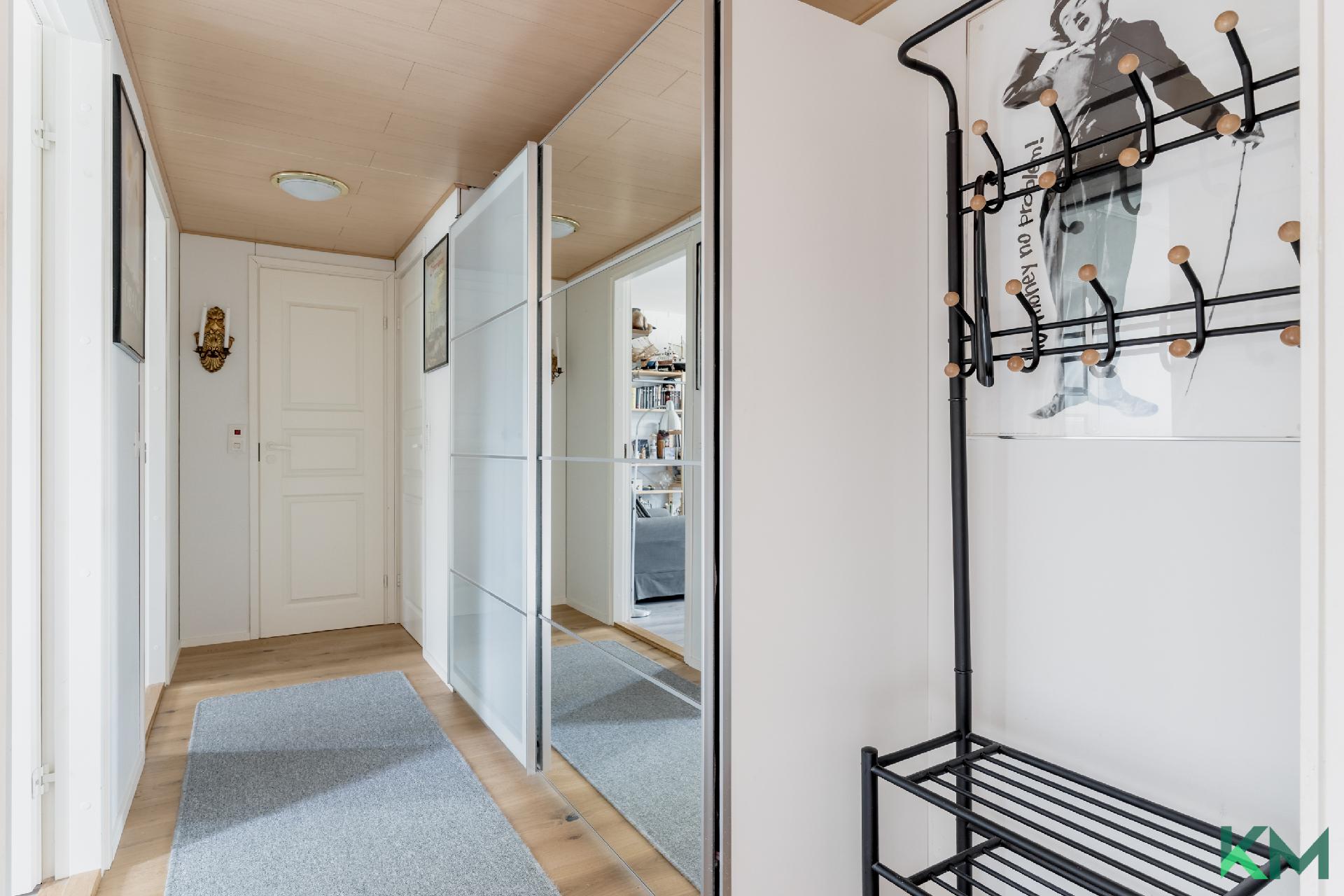 Eteisestäkin löytyy hyvin kaapistoja