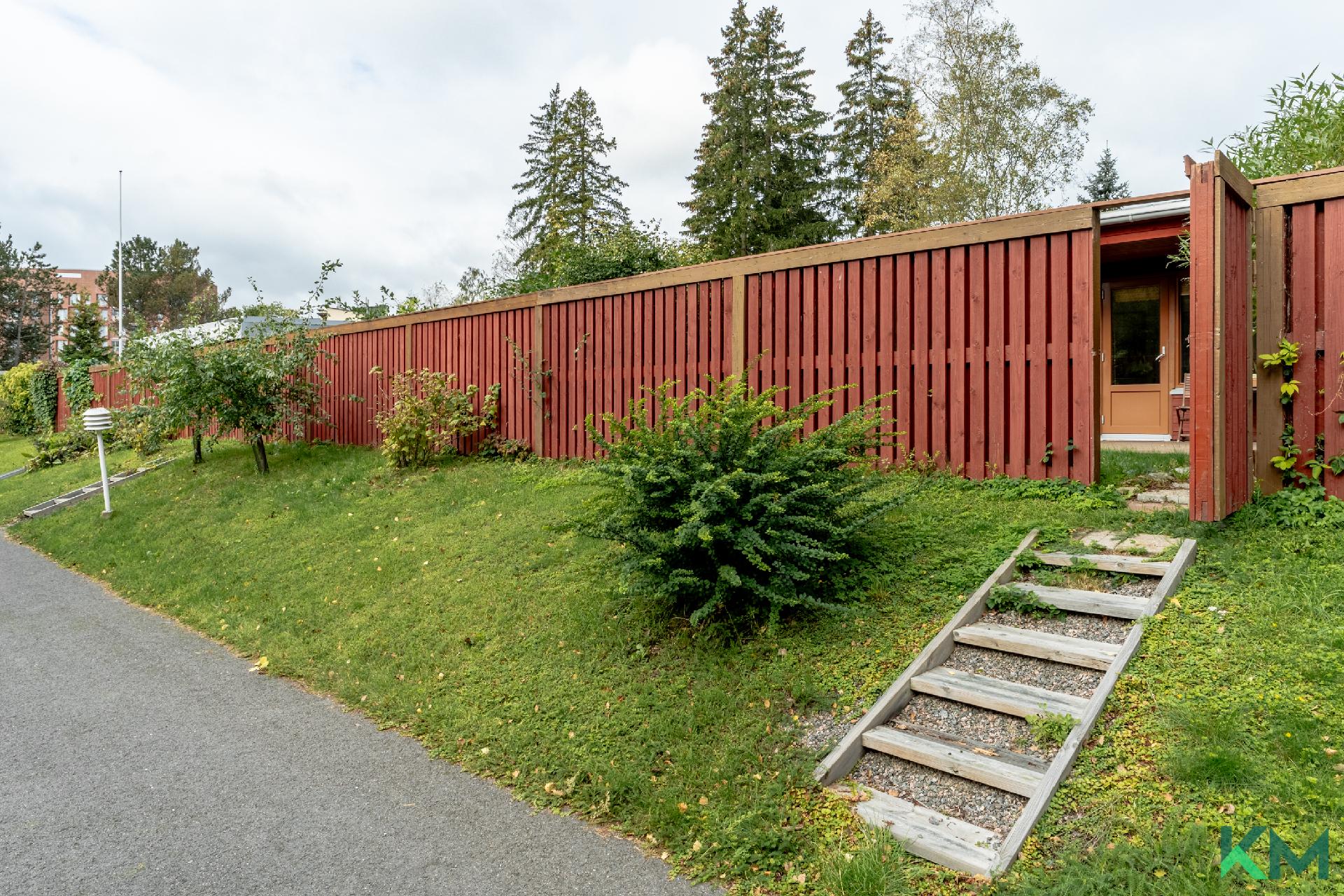 Pihalta portti yhtiön pihalle