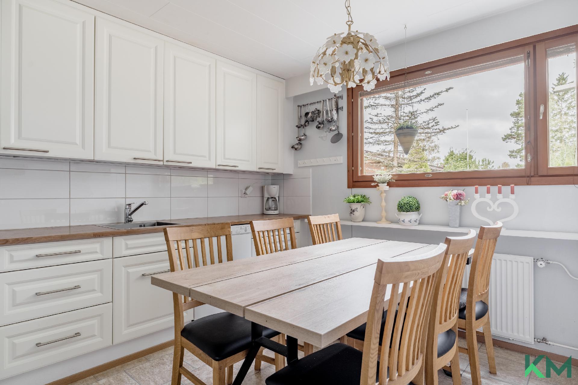 Keittiöön mahtuu iso ruokapöytä helposti