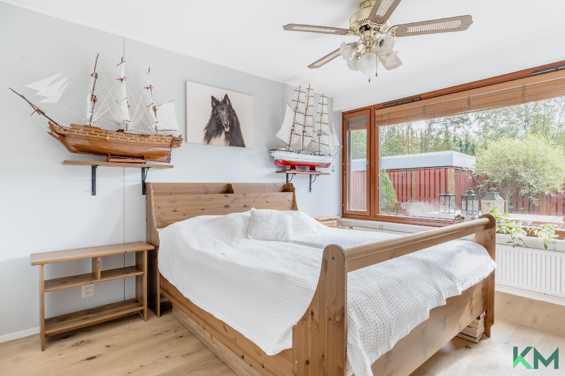 Tilava päämakuuhuone pihan puolella