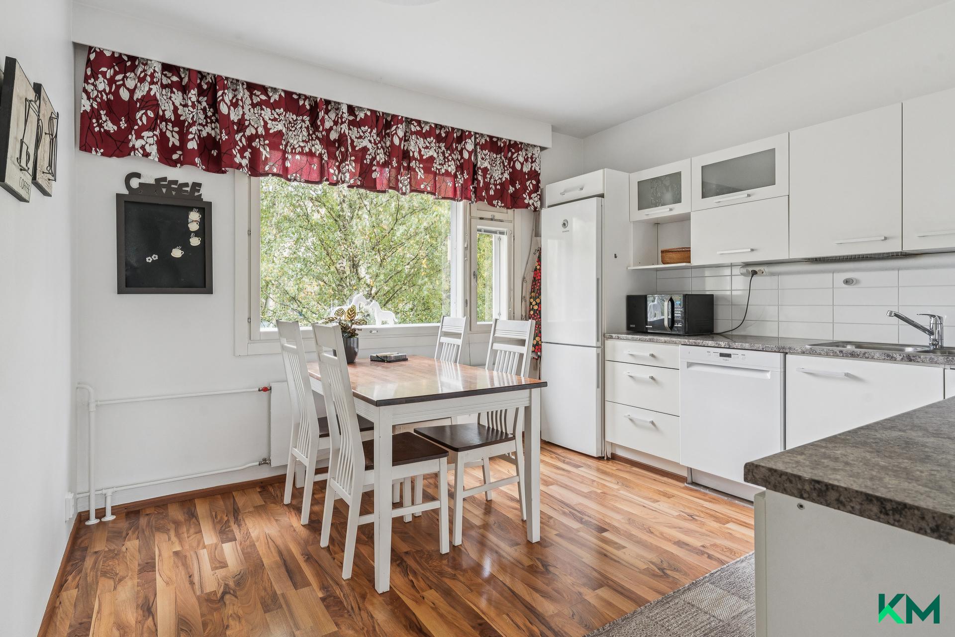 Tilava keittiö, johon mahtuu kunnon ruokapöytä