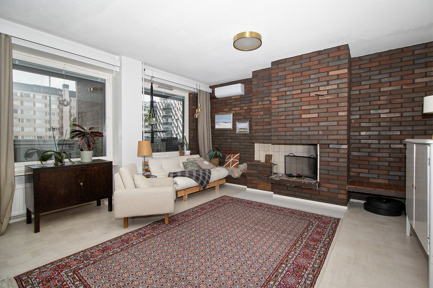 Olohuoneessa viilennyspumppu.