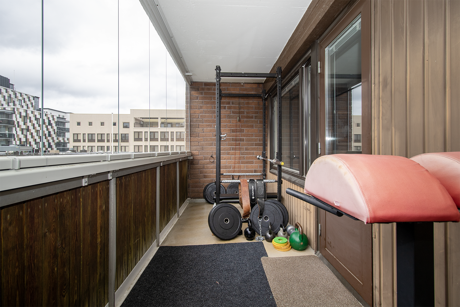 makuuhuoneen yhteydessä lasitettu parveke.