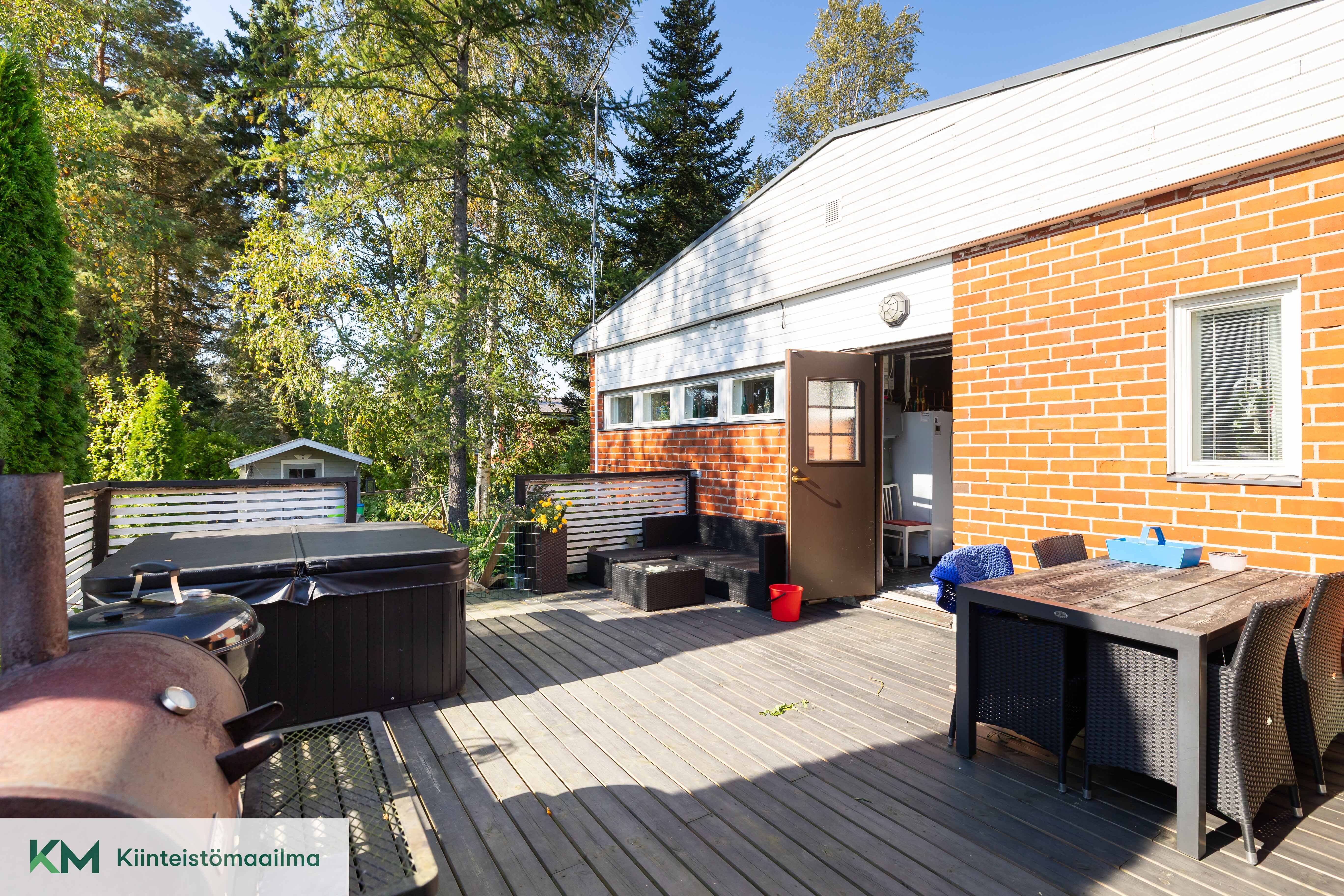 Iso terassi takapihan puolella