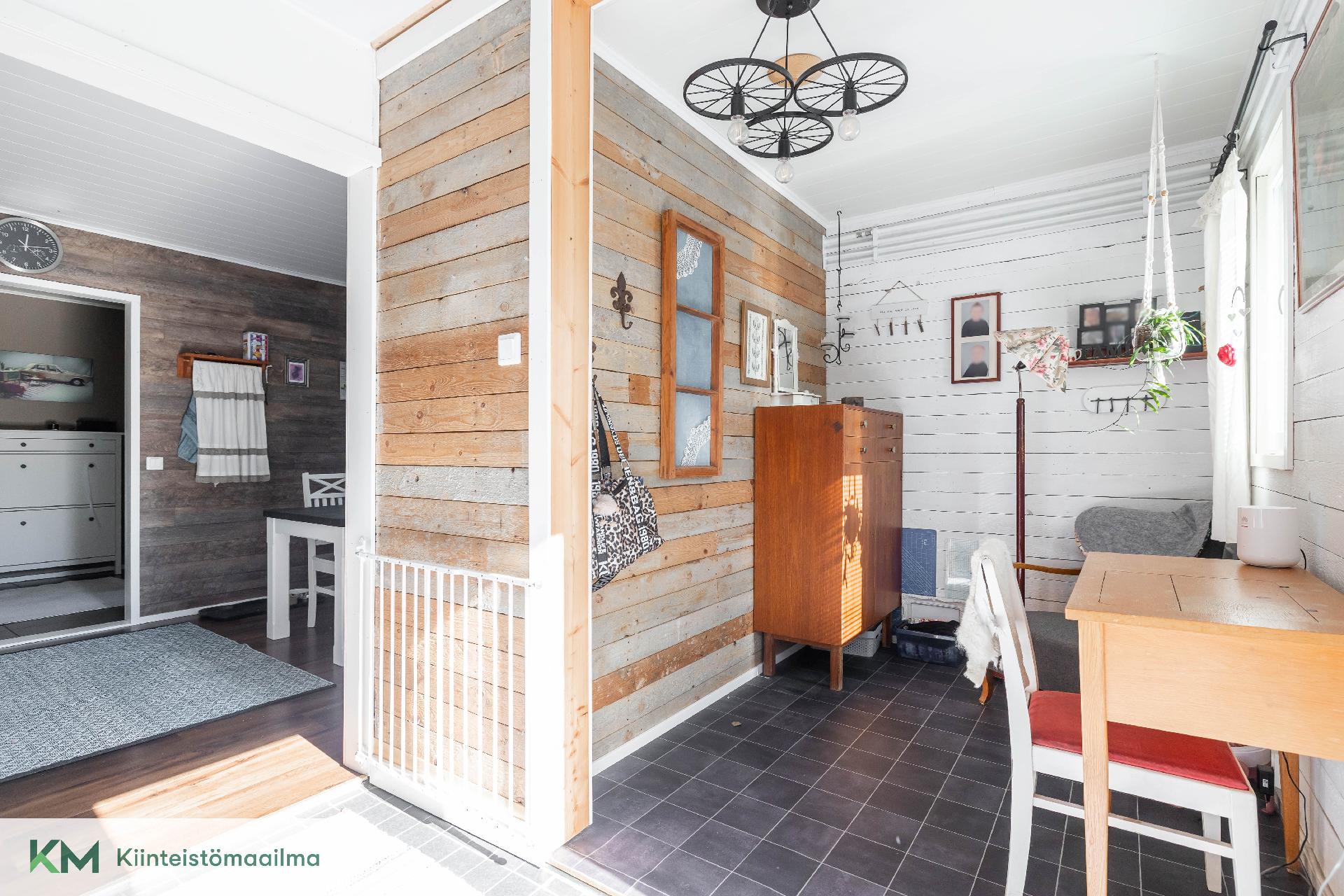 Takauloskäynnin yhteydessä oleva varastotila on avattu työtilaksi