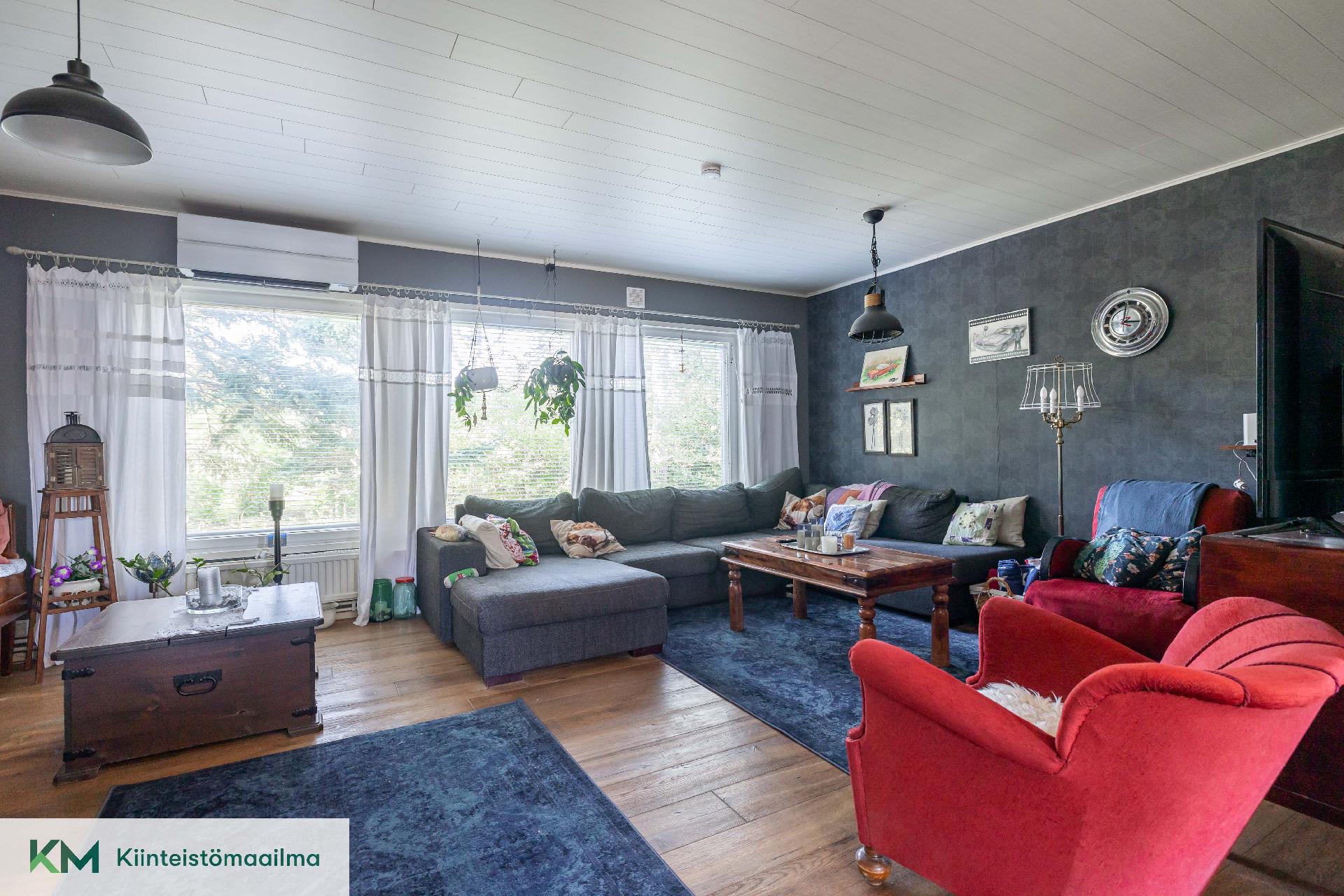 Olohuoneessa on ilmalämpöpumppu