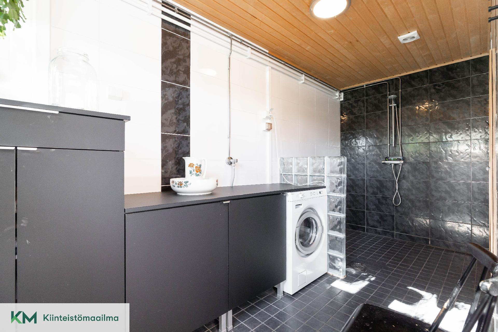 Pesuhuoneessa on tilaa myös kodinhoidolle