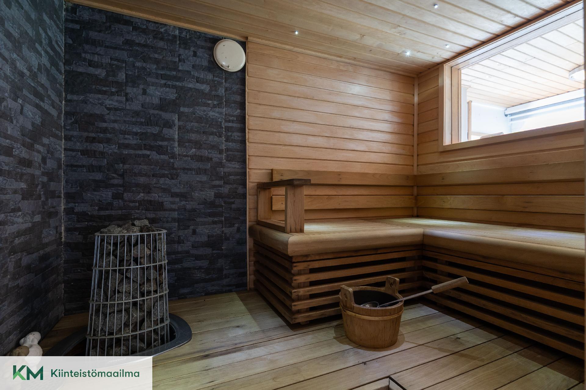 Saunassa on sähkökiuas