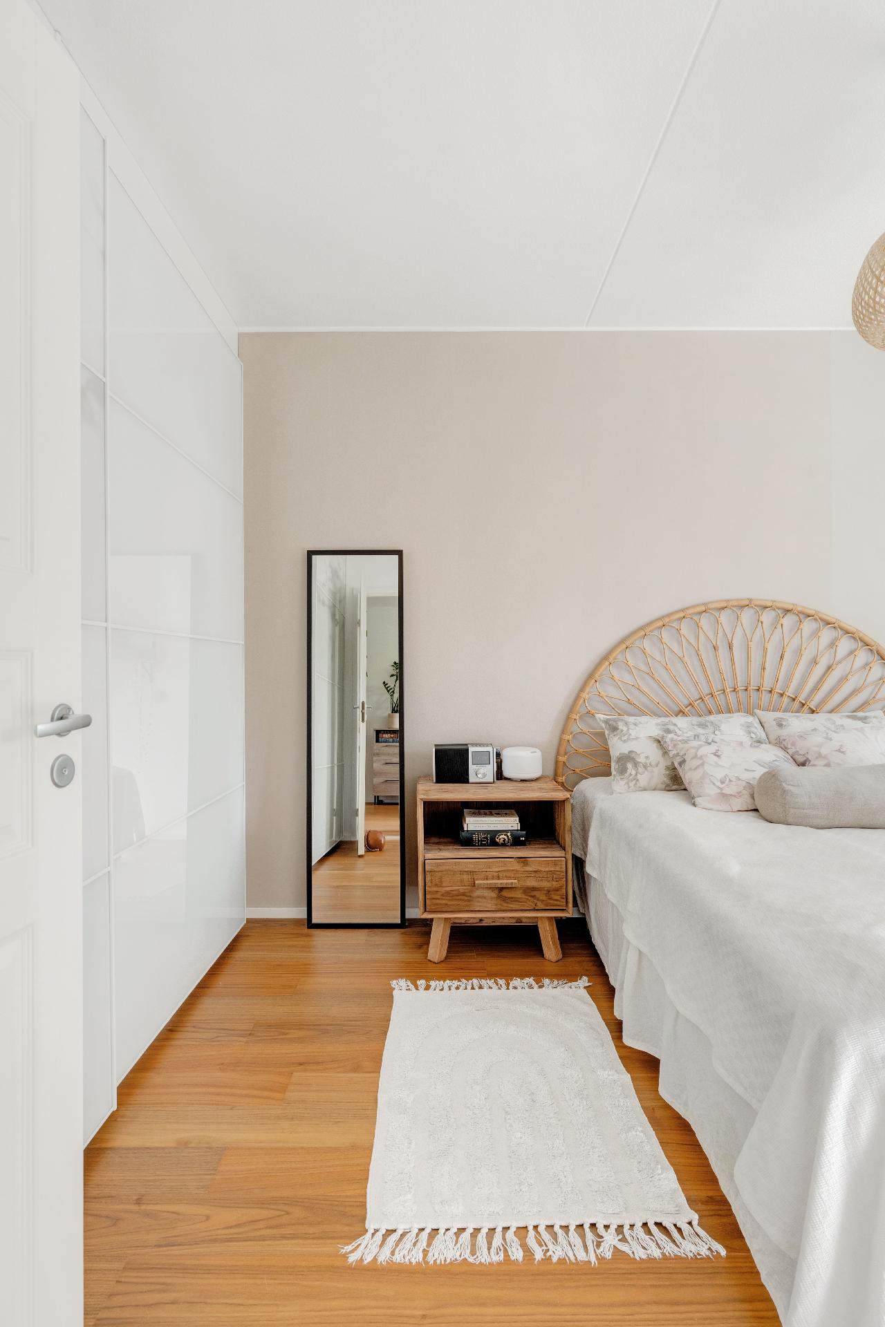 Makuuhuoneesta runsaasti kaappitilaa