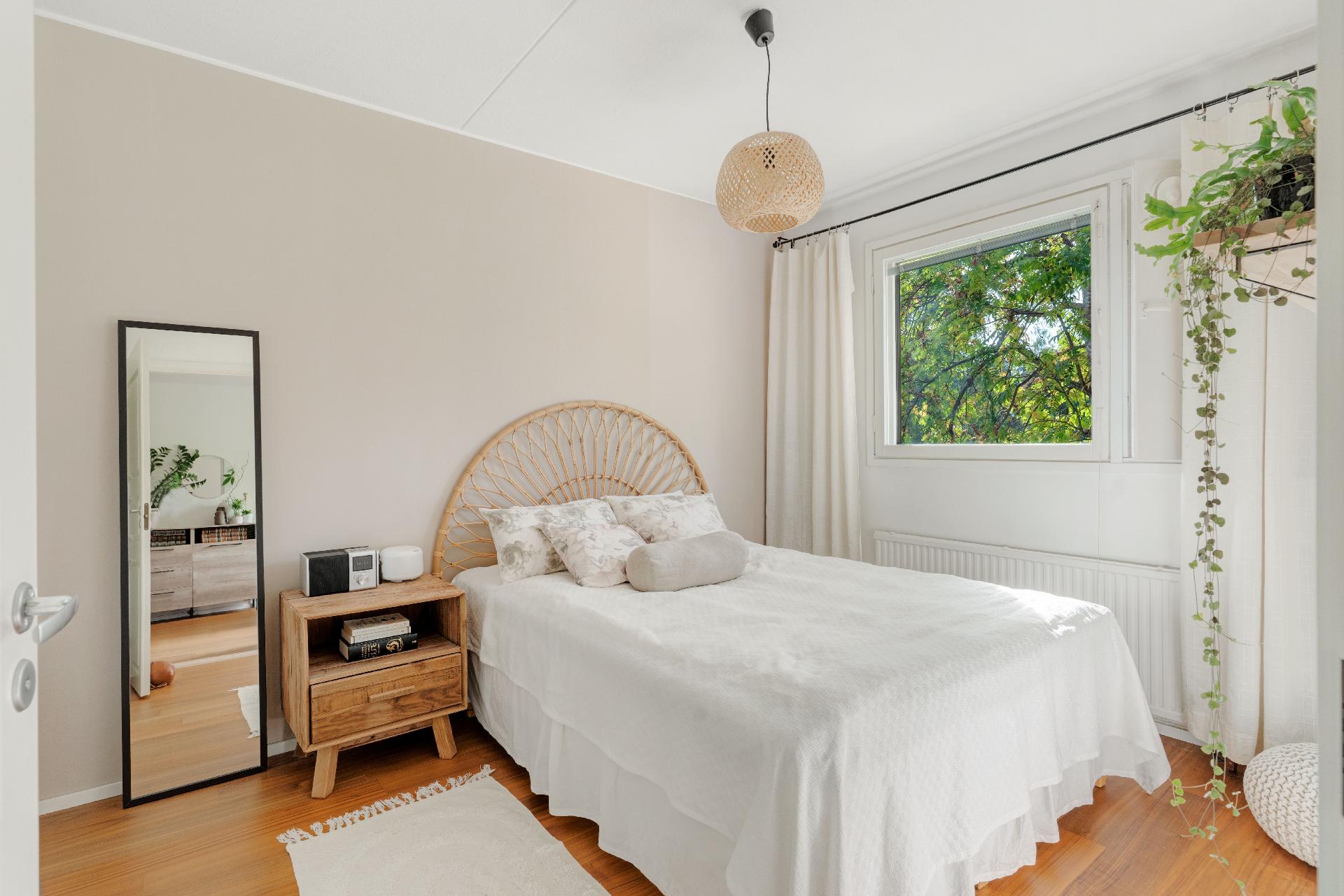 Vehreät näkymät myös makuuhuoneesta.