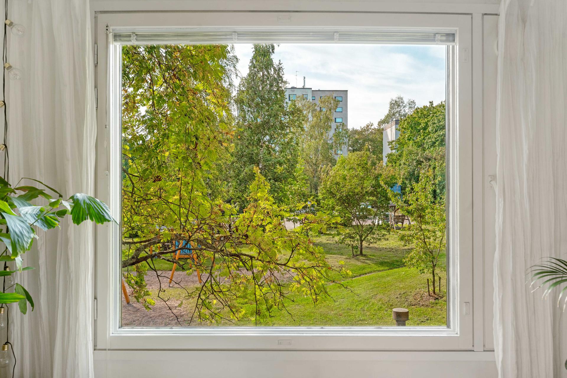 Olohuoneen suuresta ikkunasta aukeaa upean vehreät näkymät