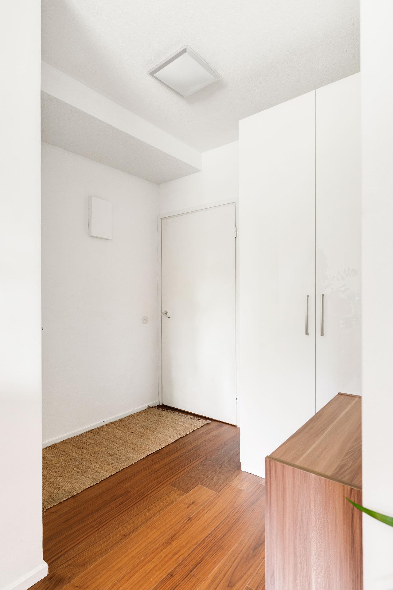 Eteisessä mukavasti kaappitilaa