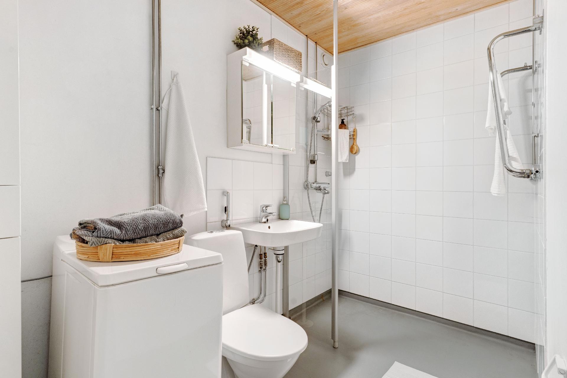 Kylpyhuone on todella tilava!