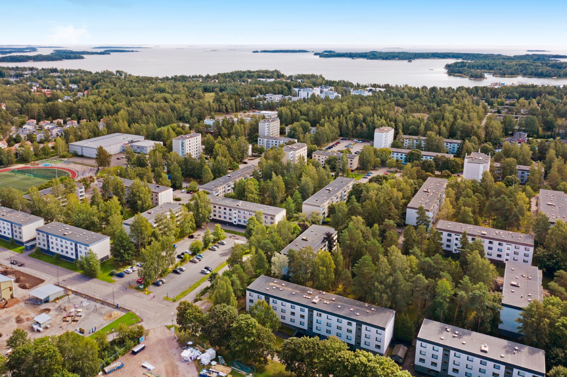 Merellinen sijainti lähellä rantaraittia