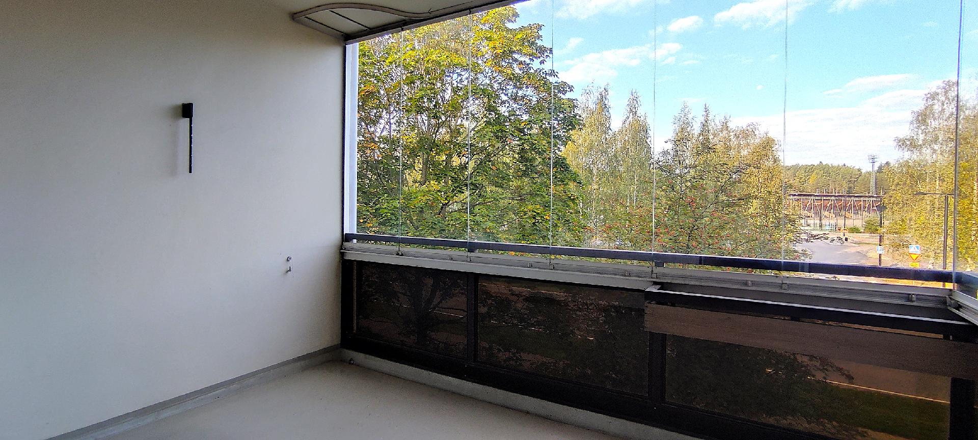 Suuri lasitettu parvekee