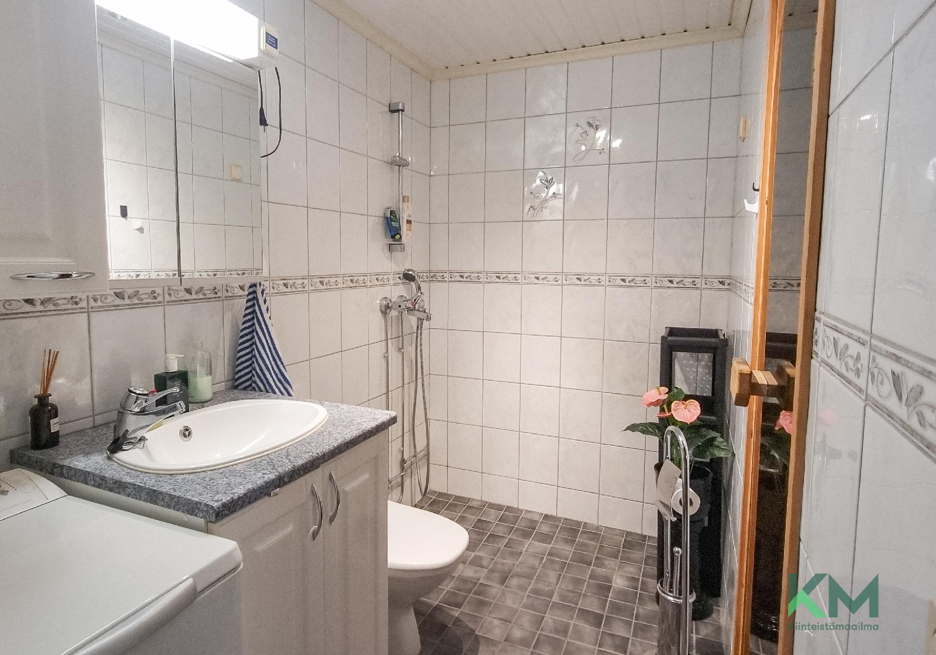 Pesuhuoneessa on tilaa myös pyykkikoneelle