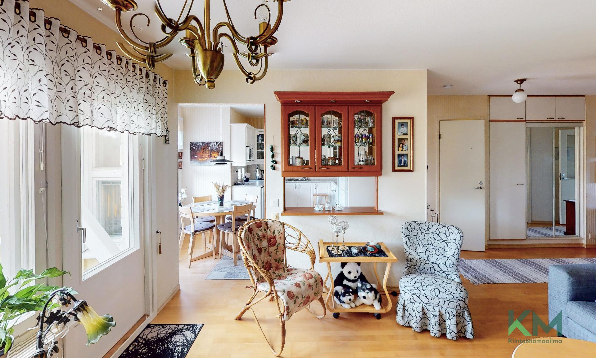 Keittiö ja olohuone vierekkäin