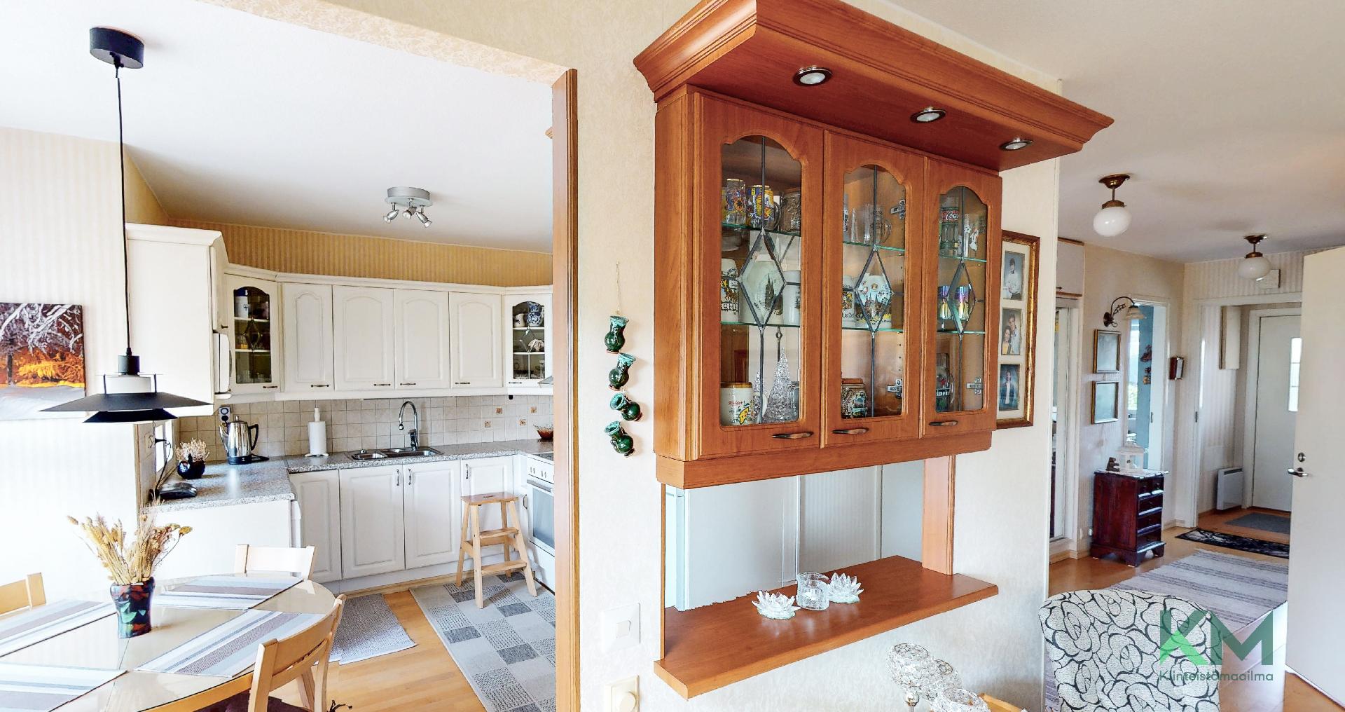 Keittiö ja olohuone vierekkäin